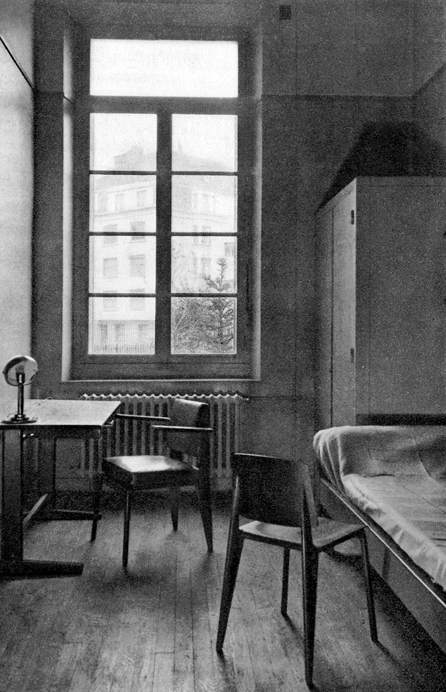 École nationale professionnelle de Metz (R. Fournez et L. Sainsaulieu, arch., 1935-1936). Chambre de maître avec un fauteuil de bureau CPDE, une chaise n° 4, une table Cité, un lit-divan.