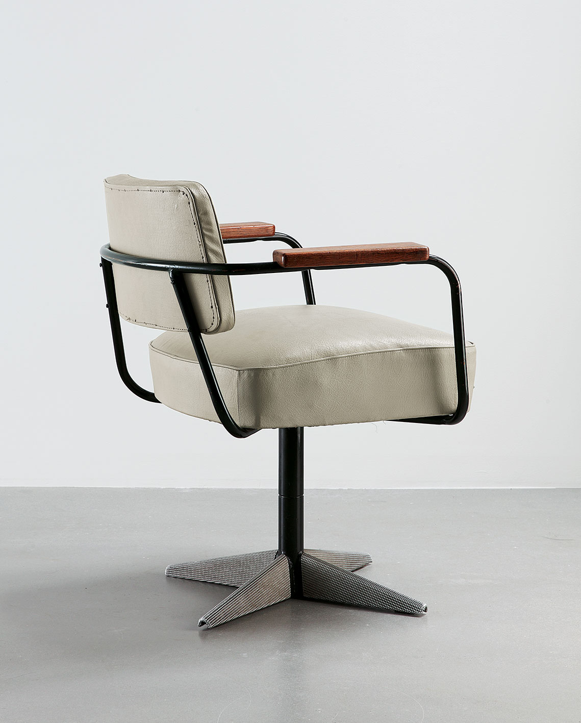 Direction no. 353 swiveling office chair, variant with base in sheet steel dressed in sheet aluminum with “diamond point” motif, 1951.