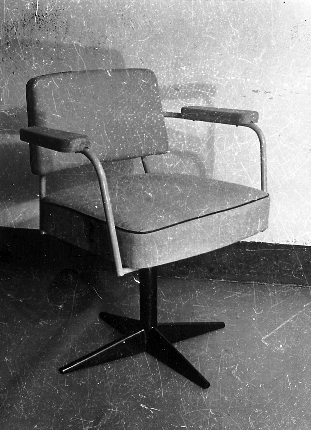 FP 11 swiveling office chair, ca. 1946. Prototype in the workshop.