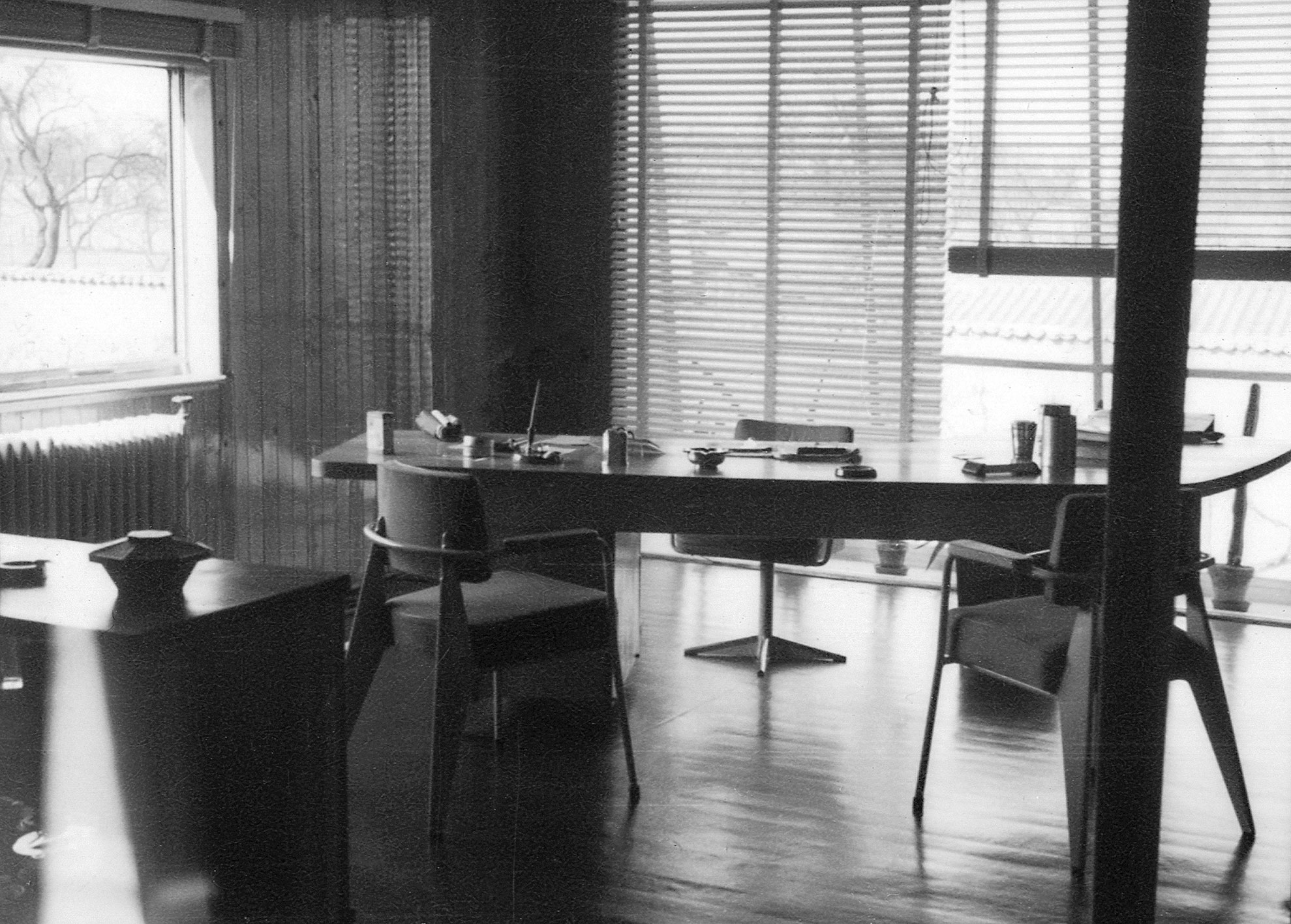 Bureaux de l’usine Ferembal, Nancy (H. Prouvé, arch., 1949). Le bureau du directeur, meublé de fauteuils Bridge FB 11, d’un bureau Présidence et d’un fauteuil pivotant FP 11.