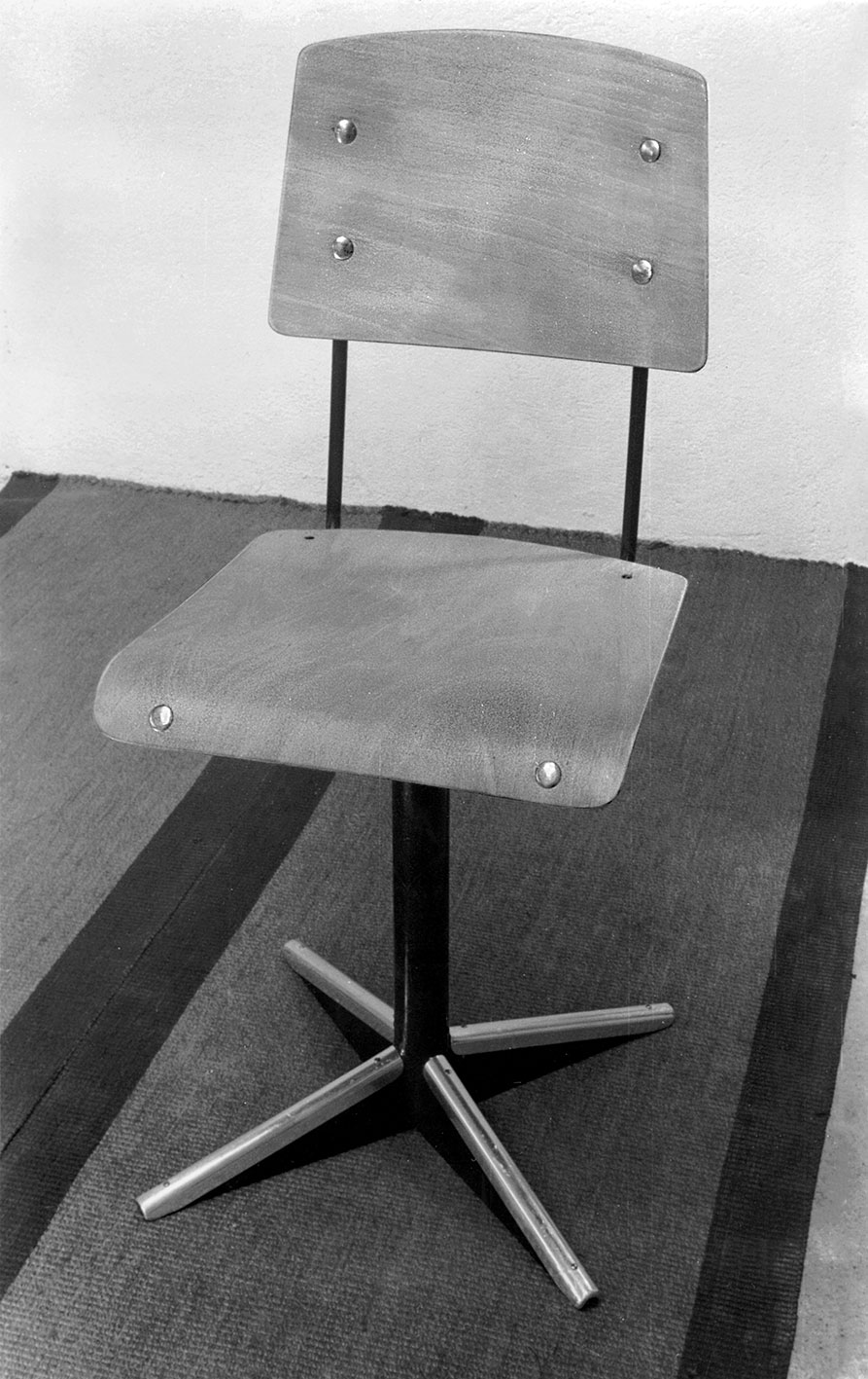 Dactylo CD 11 chair, 1947. View in the workshop, ca. 1948.
