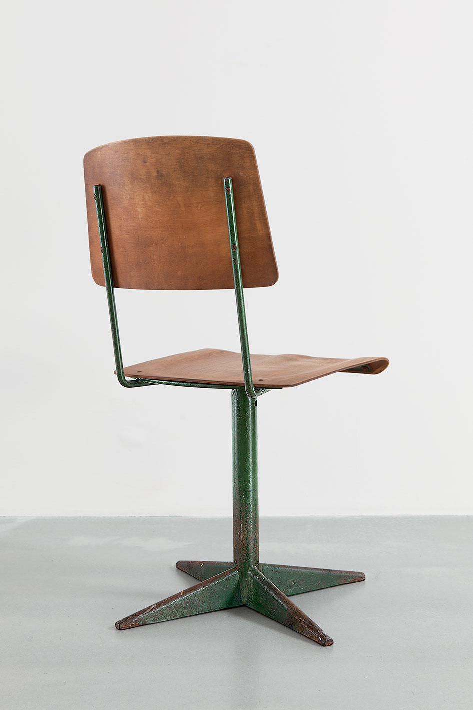 Dactylo CD 11 chair with seat and backrest in molded plywood, 1947.