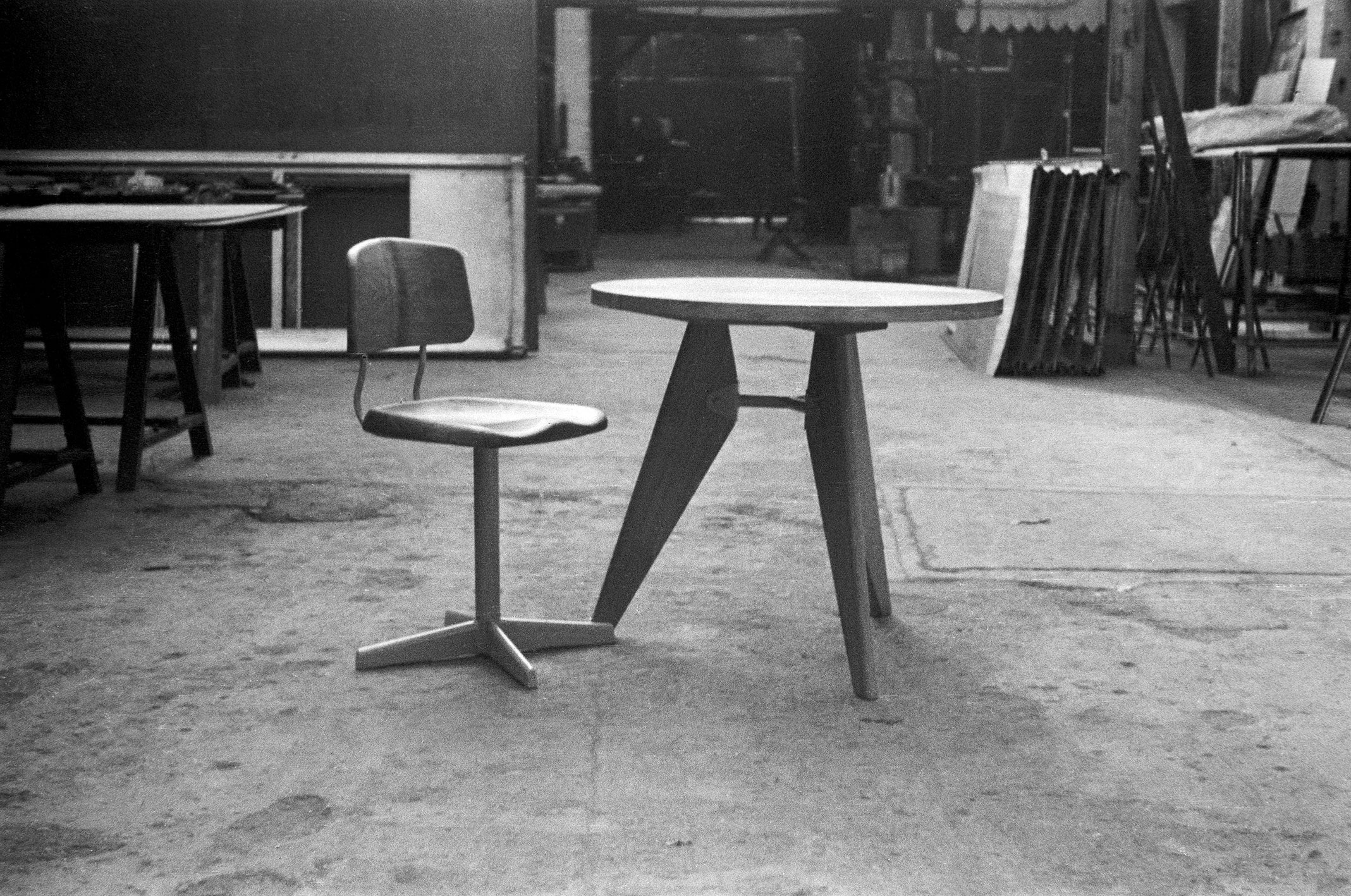 Dactylo chair CD 11 and Guéridon GH 11 in the workshop, ca. 1948.