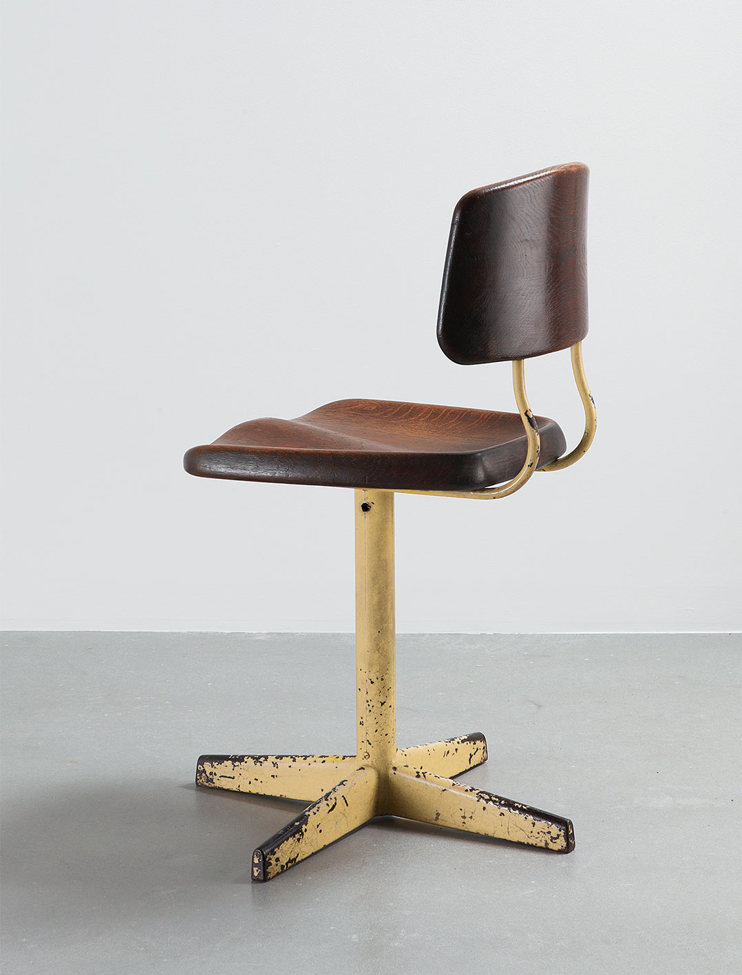 Dactylo chair with seat and backrest in spindle-molded solid wood, 1944.