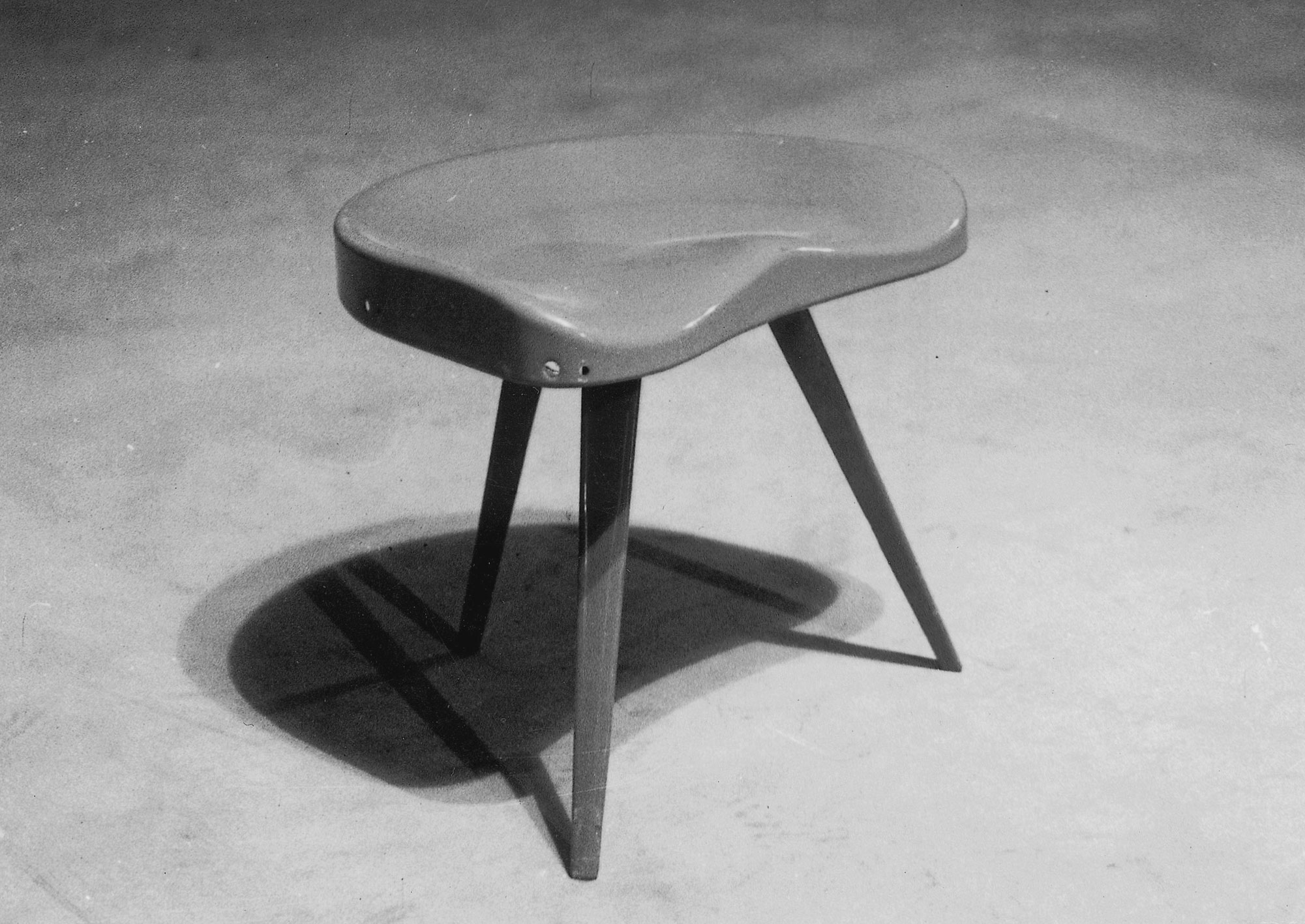 Lot De 2 Tabourets Tripode Jean Prouvé - Années 1950 - Occasion Bon État