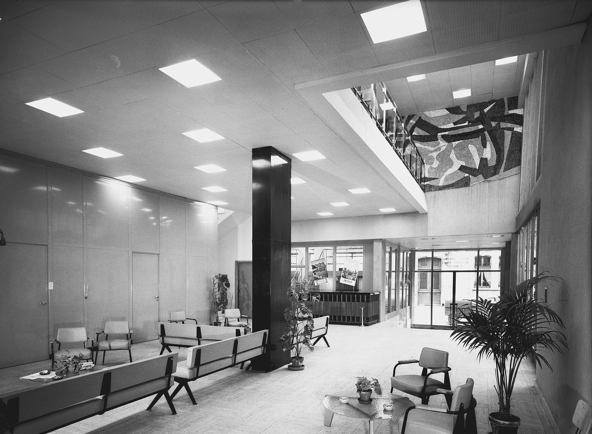 Centre de Réadaptation Fonctionnelle, Nancy (architects R. Lamoise and R. Malot, 1955–1958). Reception hall furnished with Marcoule type benches.
