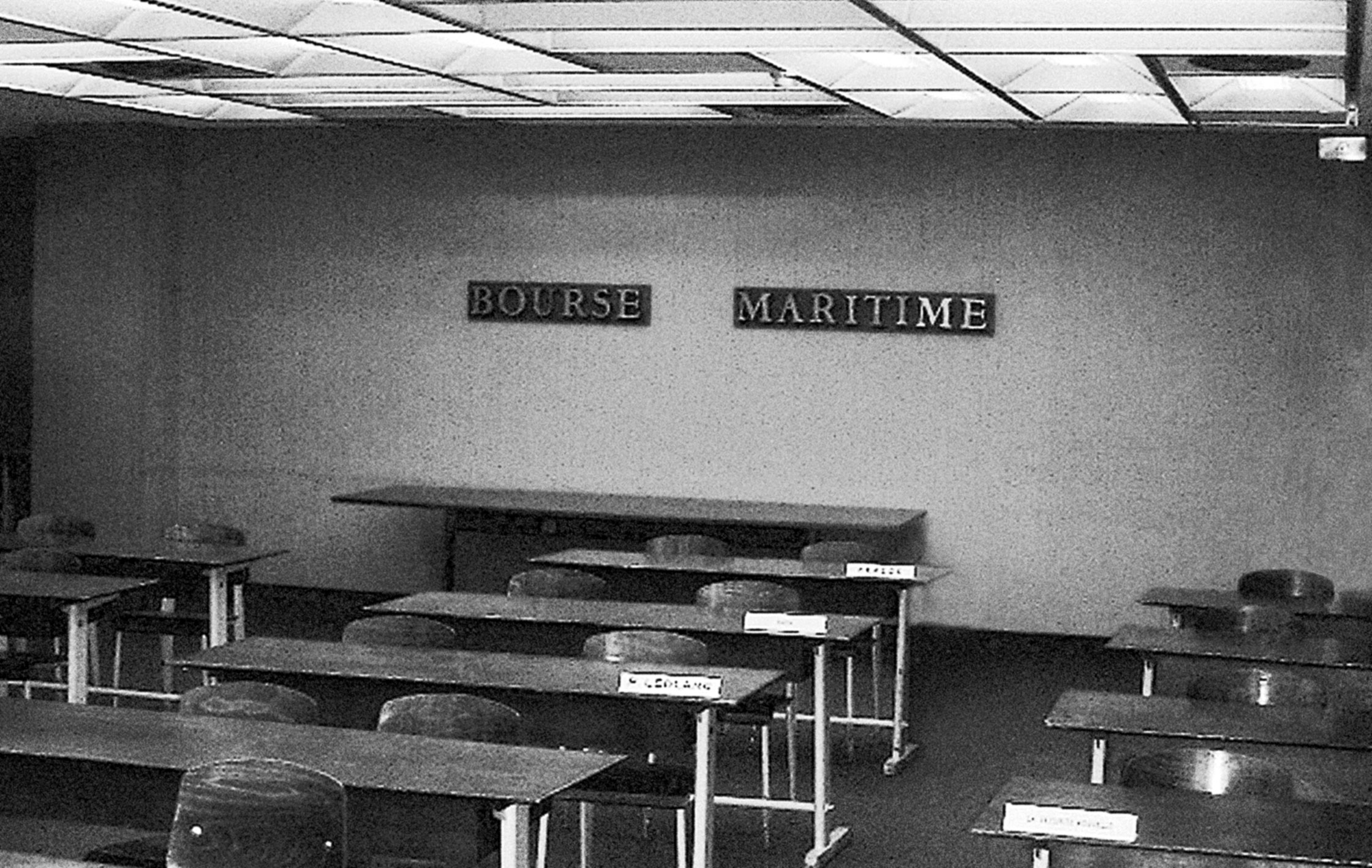 Siège de la Bourse maritime, Paris. Salle équipée de tables Cité n° 500 démontables et de chaises Métropole n° 305, c. 1953.