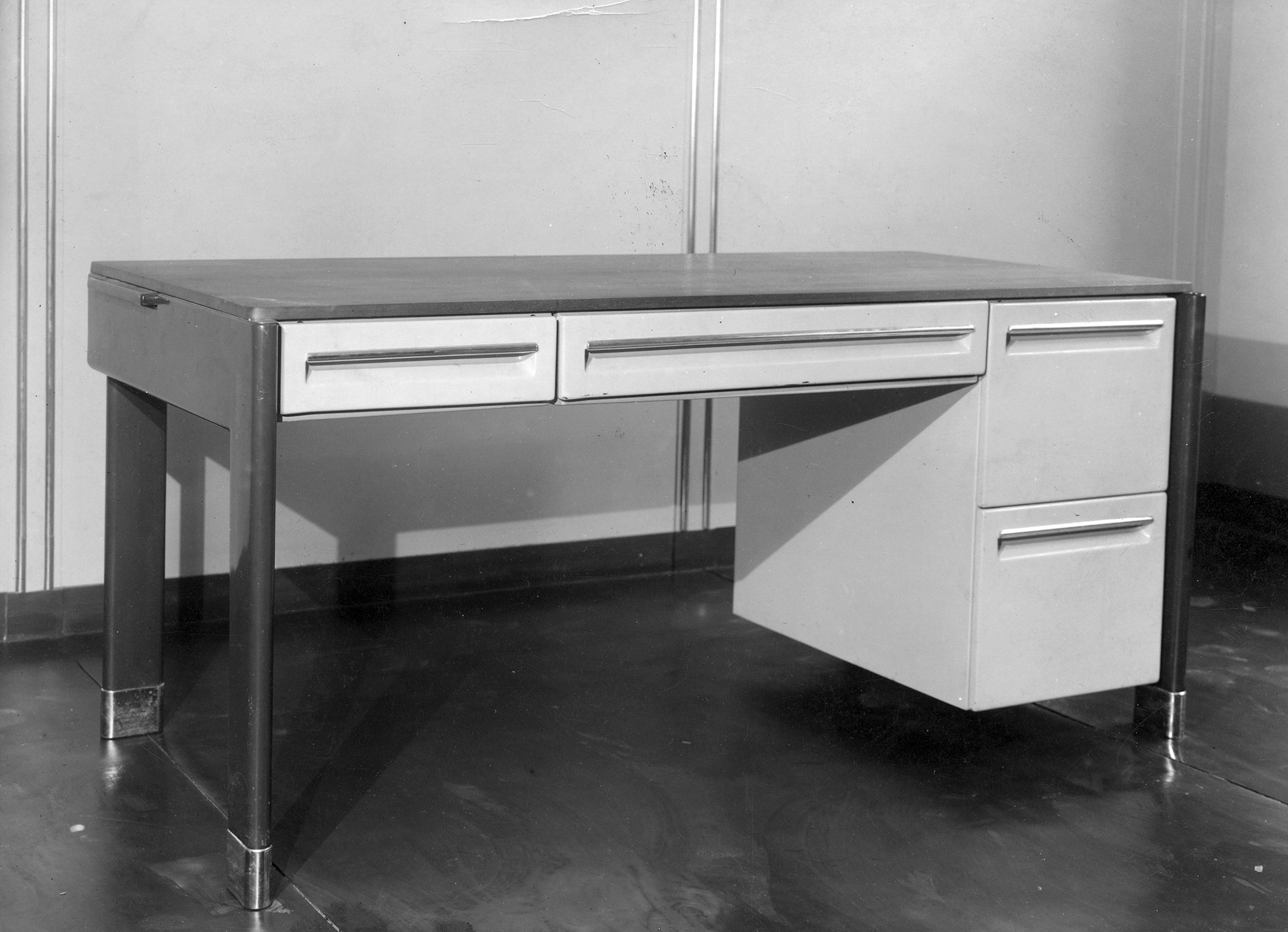 Desk type CPDE with variable fittings, standard model, with no. 2 fittings and stainless steel feet, ca. 1936.