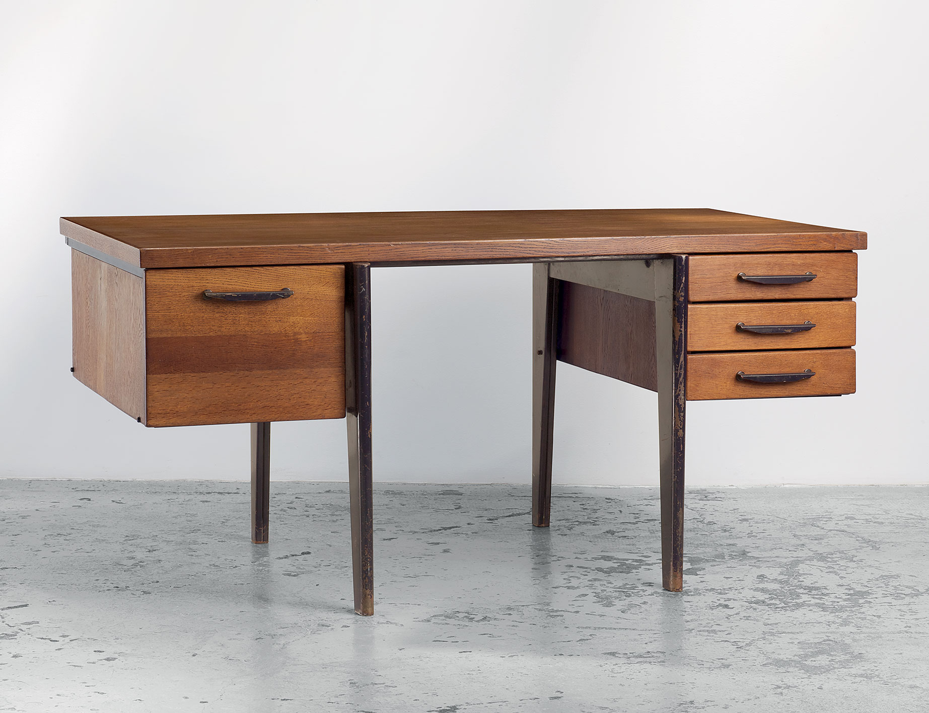 Standard BS 21 desk with wood drawers with sheet metal handles, 1946.