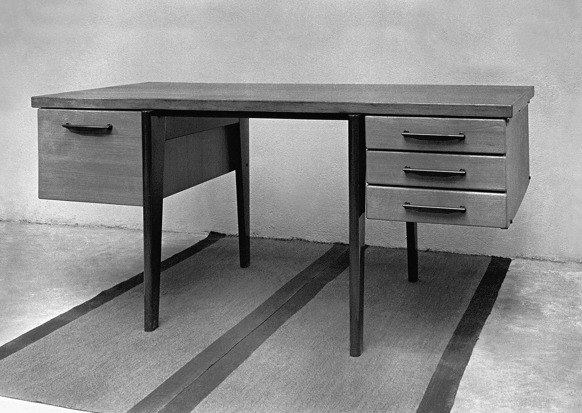 Standard BS 21 desk, 1946. View in the workshop, ca. 1948.