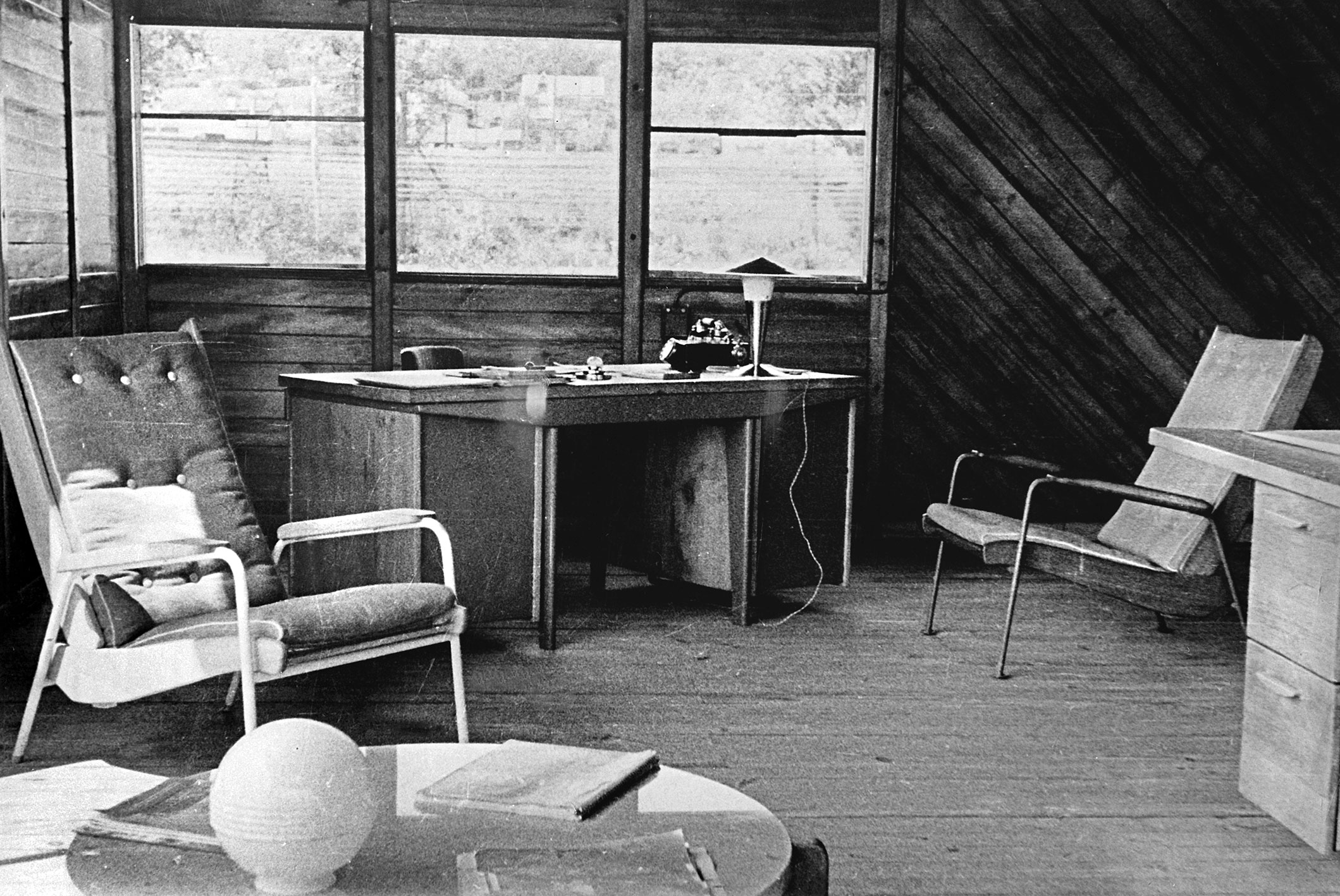 Jean Prouvé’s office at Maxéville, ca. 1948, furnished with Visiteur FV 12 armchairs and a Standard BS desk, later replaced by a Présidence desk.