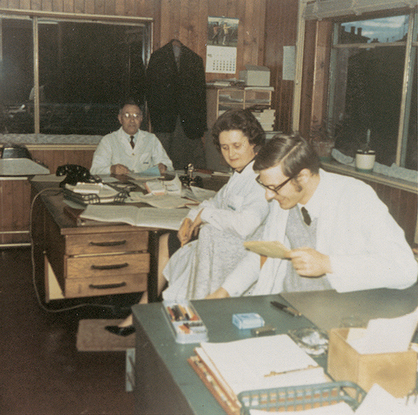 Bureau Standard BS 21. Bureau des dactylos et de la comptabilité, bâtiment Ferembal, Nancy, c. 1970.