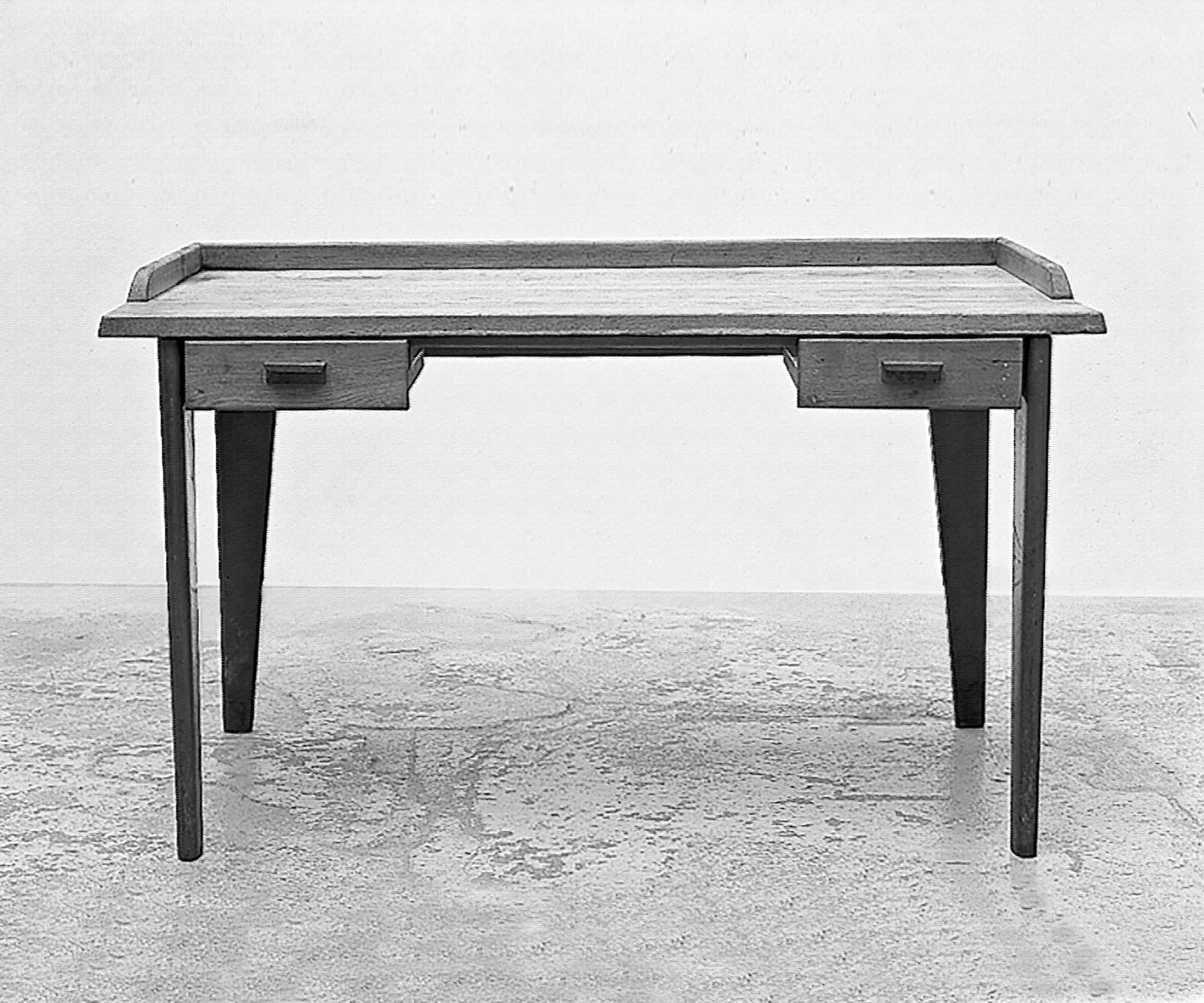 Table-bureau Dactylo, variante avec plateau-écritoire pour banque, 1941. Provenance : Société nancéienne de crédit industriel, Nancy.