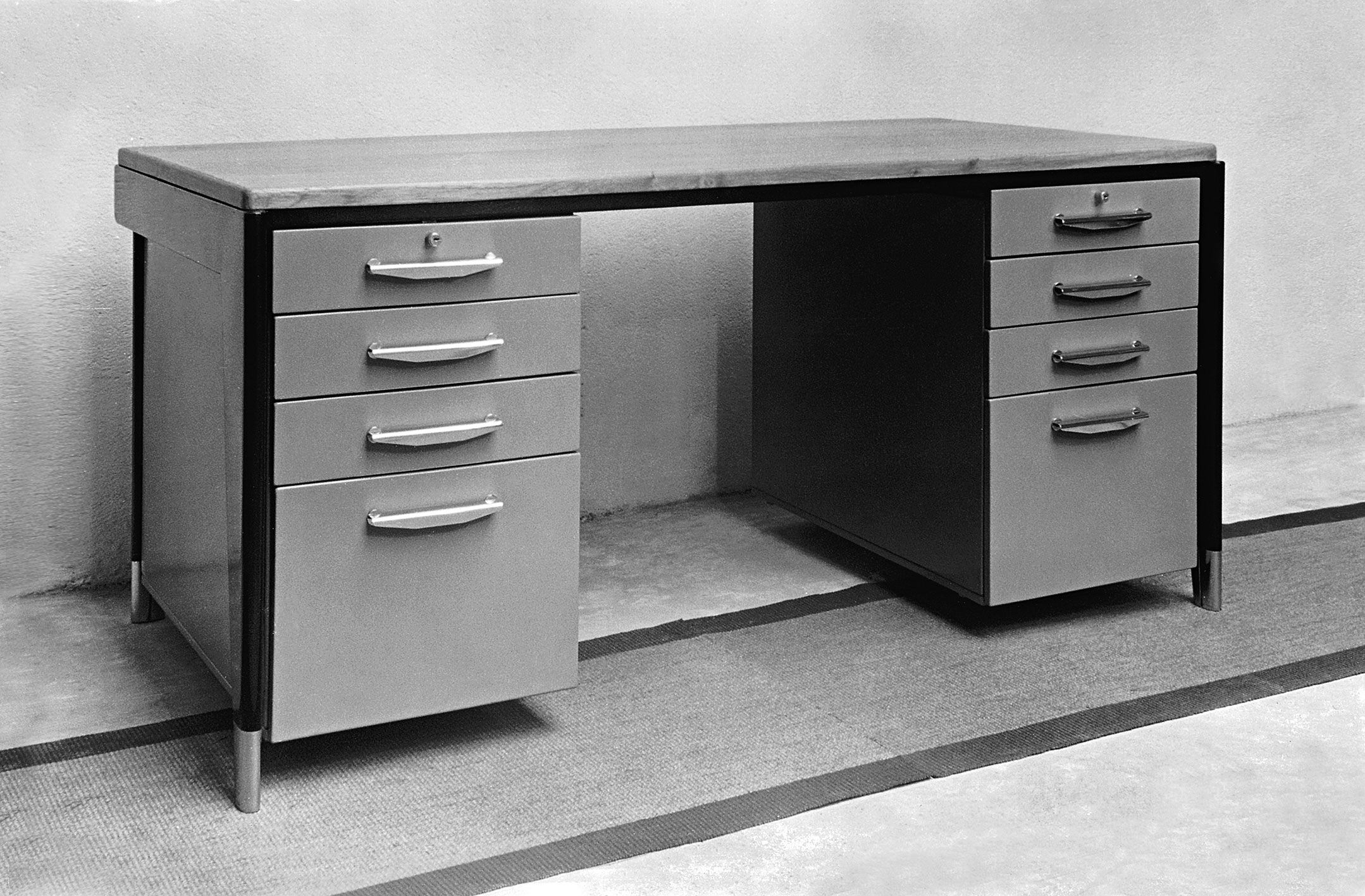 BM 11 metal desk, 1946. View in the workshop, ca. 1948.