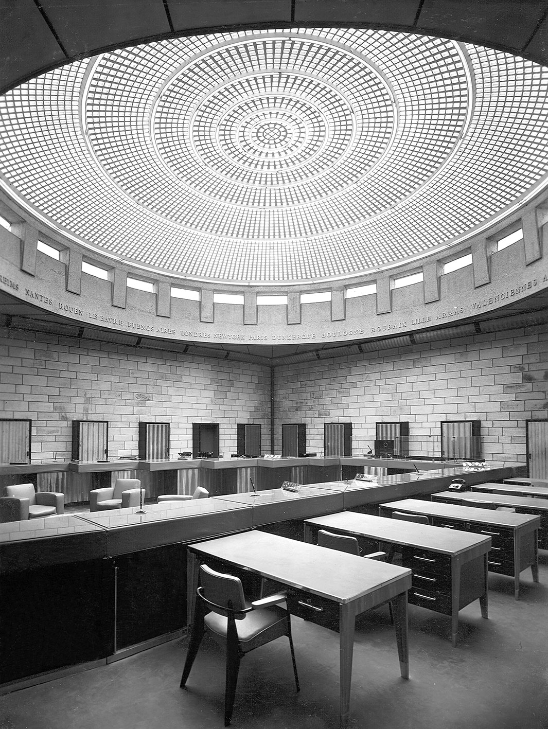 Headquarters of the Société Générale at Douai (architect H. Chomette, 1950). Partial view of entrance hall in 1951, furnished with Bridge FB 11 office chairs and with Secrétaire desks no. 202.