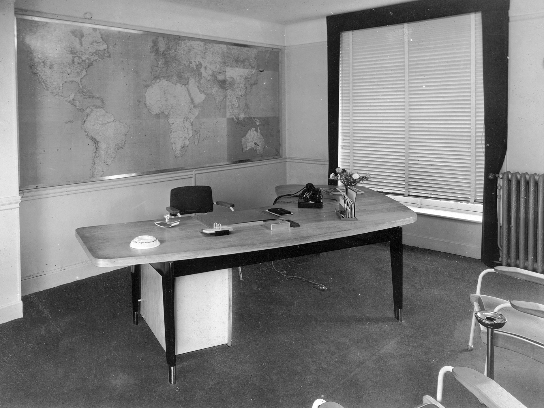 Bureau Présidence n° 201 et fauteuils Visiteur n° 350, c. 1952.