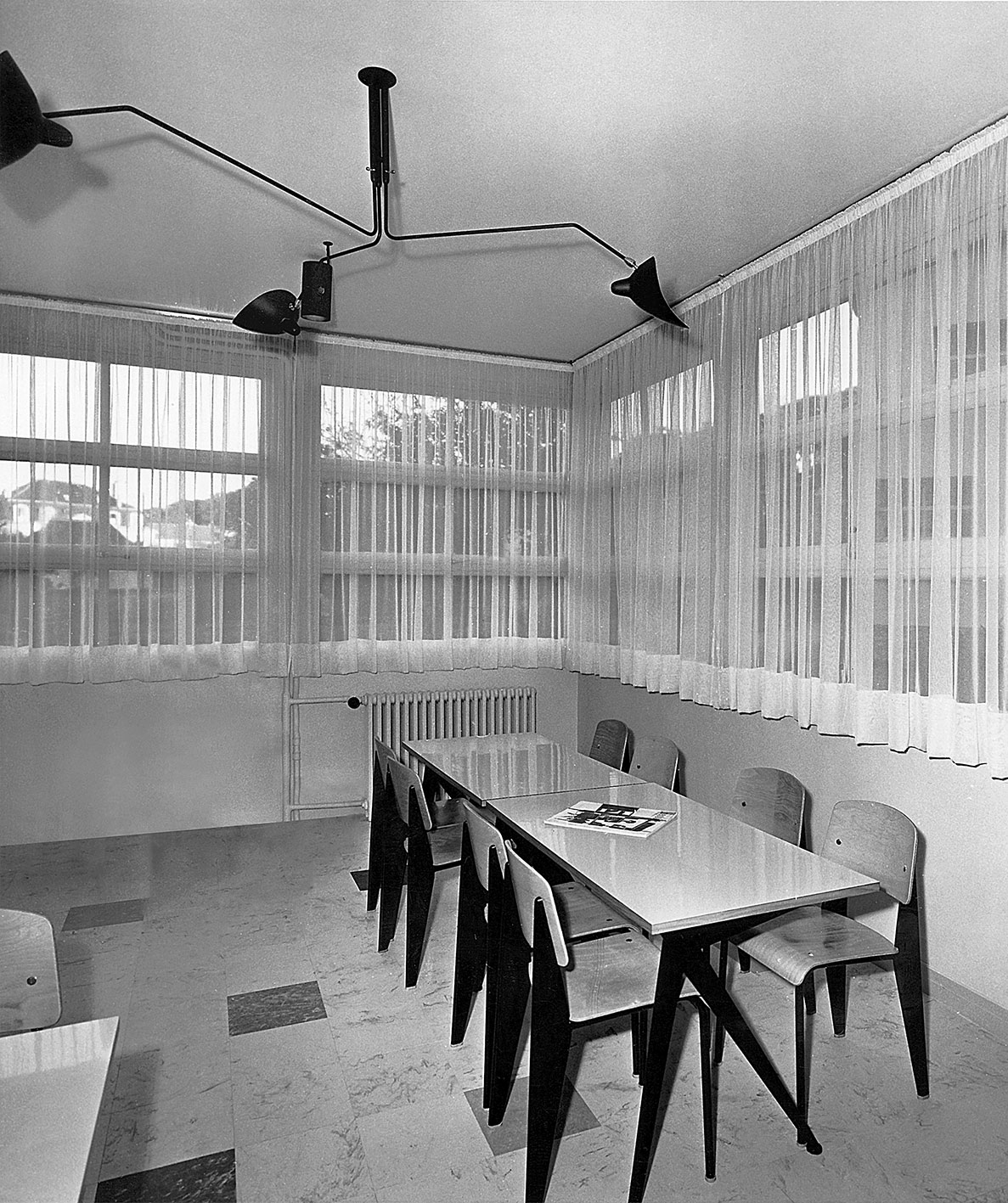 Maison de l’Enfance, Le Plessis-Robinson. Salle meublée avec des tables à piètement Compas asymétrique et des chaises Métropole n° 305, c. 1959.