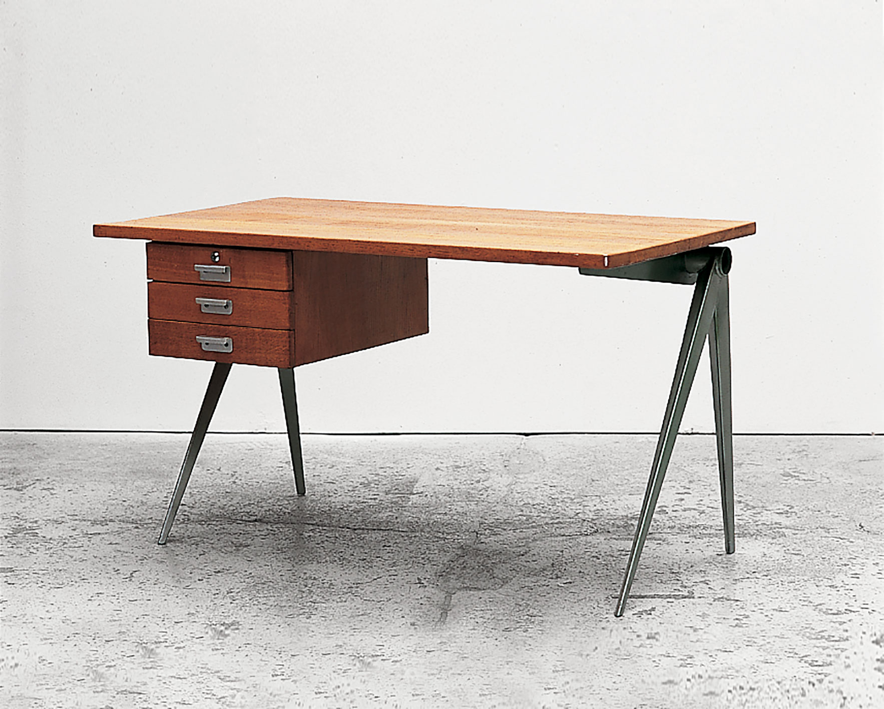 Direction desk with Compas base, variant with open tube crossmember, ca. 1956.