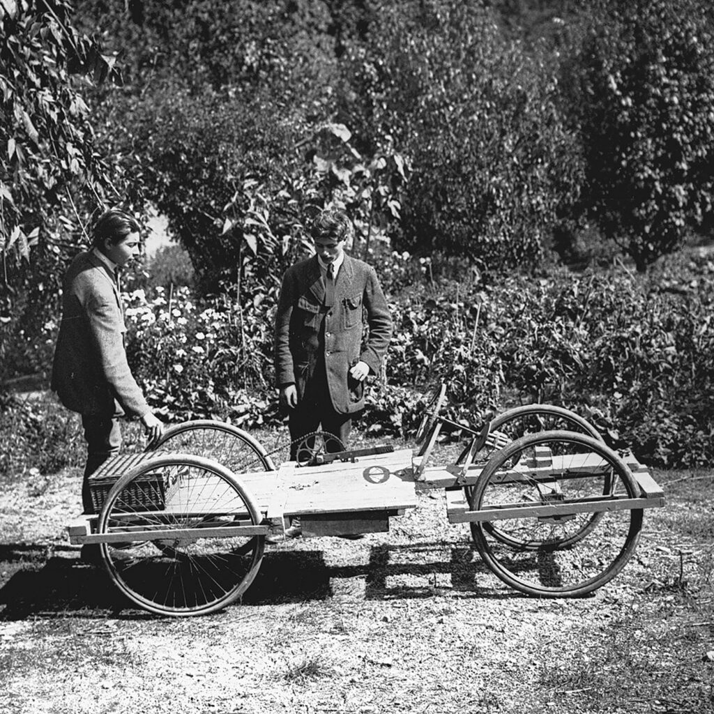 Jean Prouvé avec son frère Vic observant un quadricycle, c. 1918.