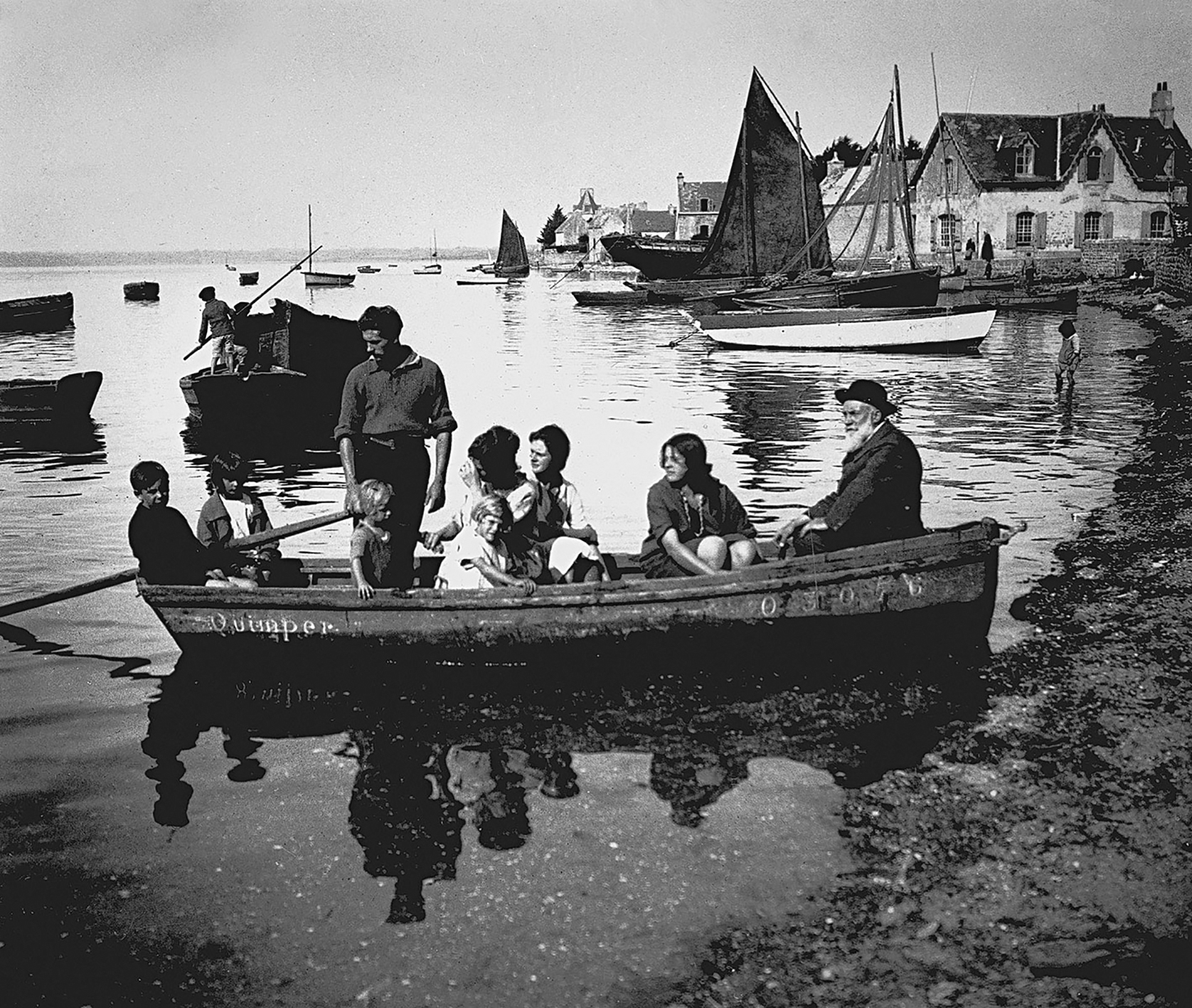 La famille Prouvé en vacances à l’Ile-Tudy, en Bretagne. Victor Prouvé à droite, Jean Prouvé à la barre, c. 1920.