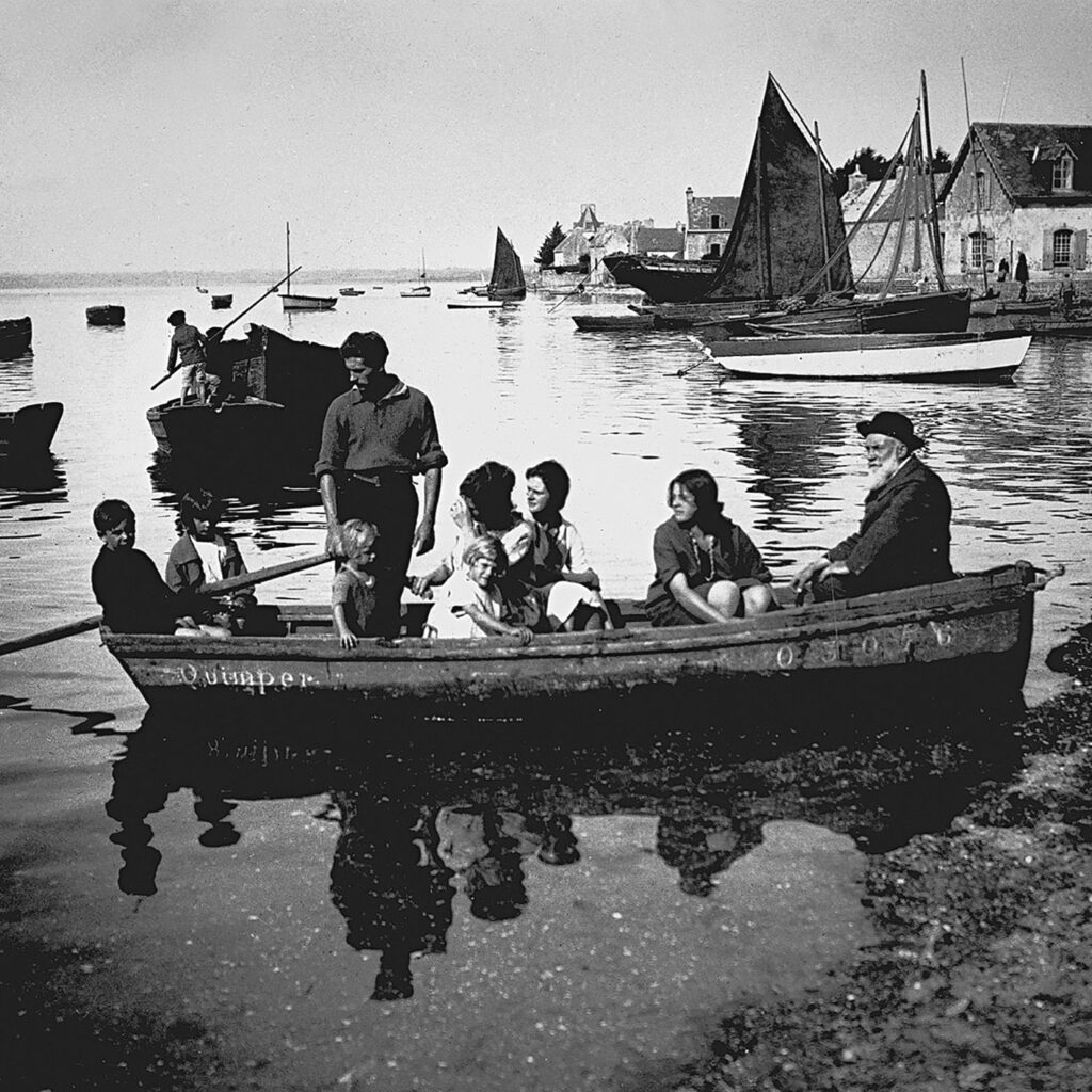 La famille Prouvé en vacances à l’Ile-Tudy, en Bretagne. Victor Prouvé à droite, Jean Prouvé à la barre, c. 1920.