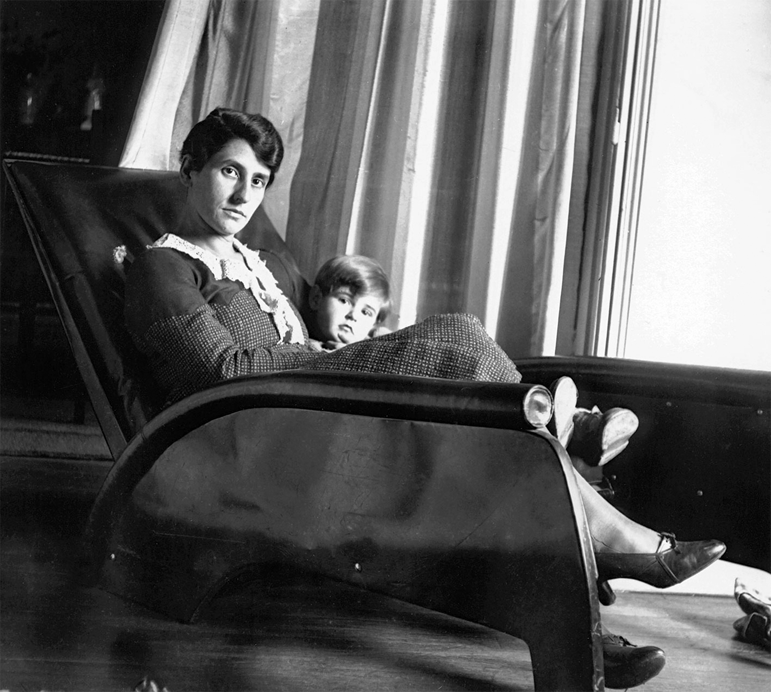 Madeleine Prouvé et sa fille Françoise dans un prototype de fauteuil Grand Repos à Nancy, c. 1930.