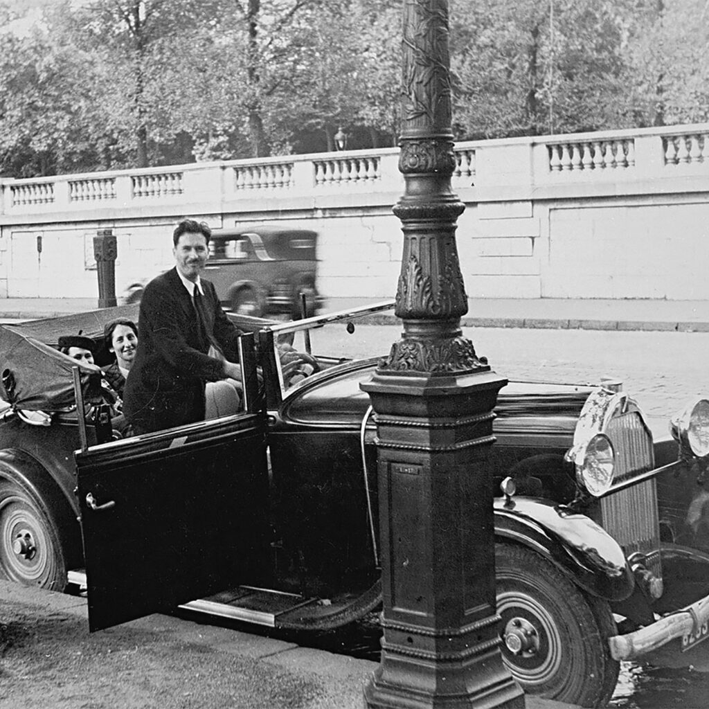 Madeleine et Jean Prouvé en compagnie de Marcel Lods et sa femme à Paris, 1937.