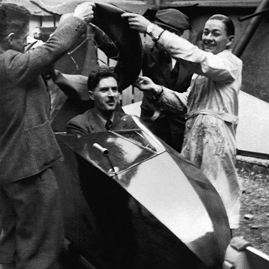 Jean Prouvé essaie le cockpit d’un planeur fabriqué par un apprenti dans l’atelier rue des Jardiniers, c. 1936.
