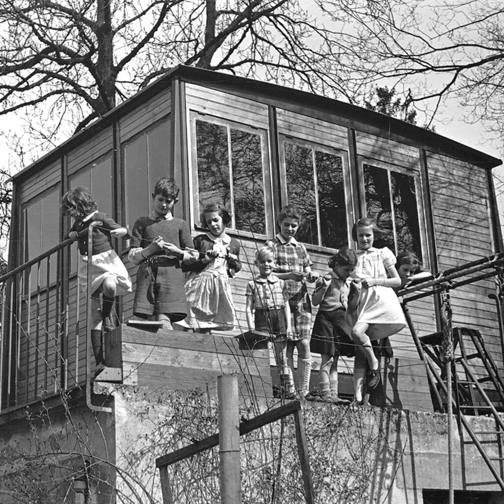 Baraque type militaire, montée dans le jardin familial rue d’Auxonne, à Nancy, pour les enfants Prouvé et leurs amis, c. 1946.