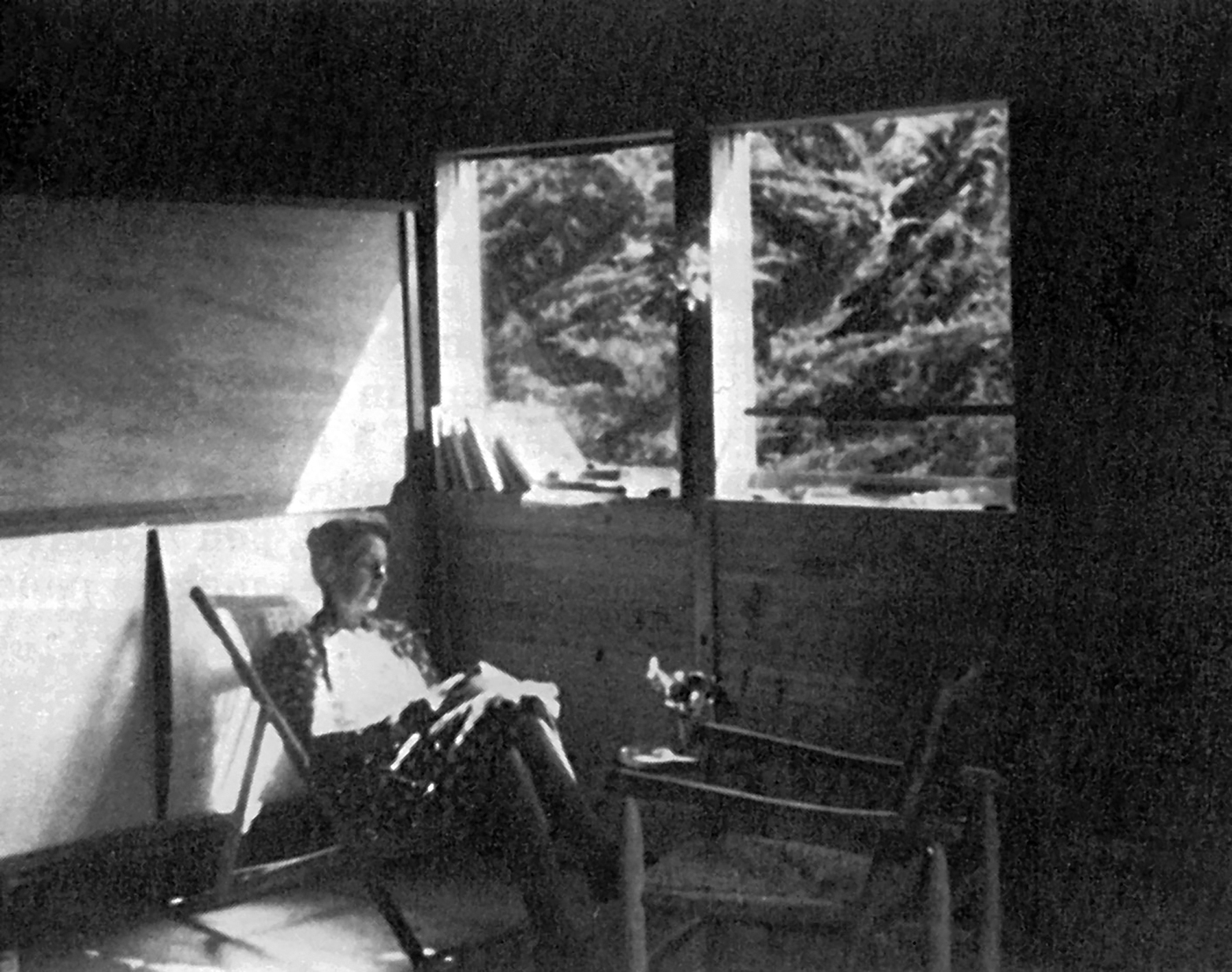 Madeleine Prouvé dans la maison démontable 8x8 à Carnac, été 1946.