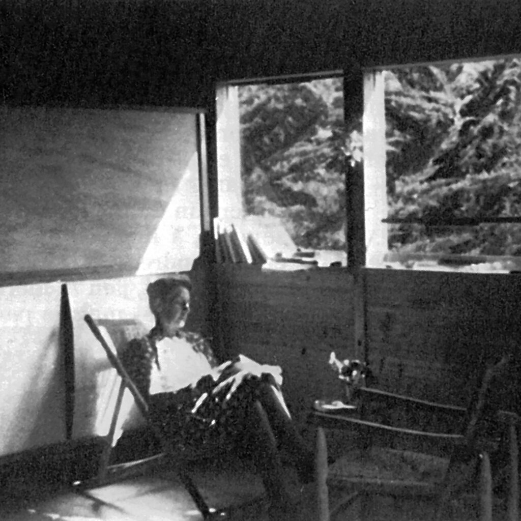 Madeleine Prouvé dans la maison démontable 8x8 à Carnac, été 1946.