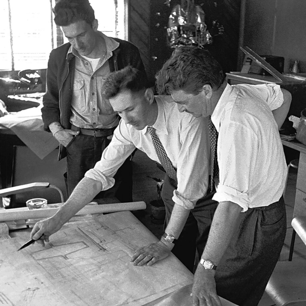 Jean Prouvé avec Tarik Carim et un collaborateur, dans son bureau des Ateliers, Maxéville, 1952.