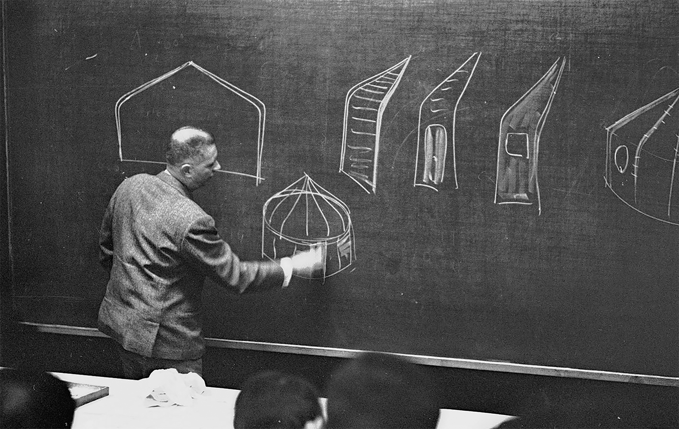 Jean Prouvé au Conservatoire national des arts et métiers, Paris. Cours sur les bâtiments circulaires, c. 1960.