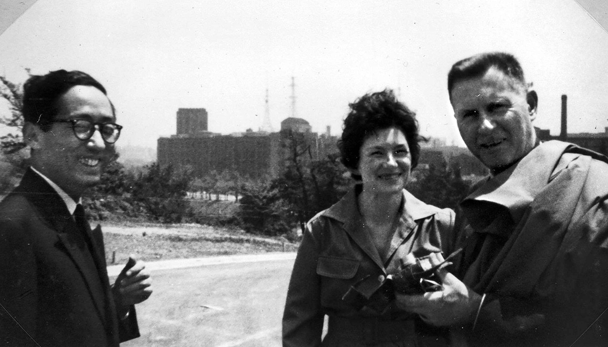 Jean Prouvé et Françoise Choay au Japon, 1969.