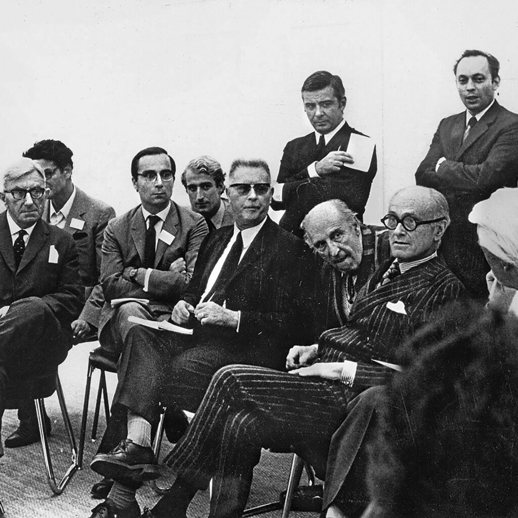 Le jury du concours international d’architecture pour le Centre Georges Pompidou présidé par Jean Prouvé, 1971.
