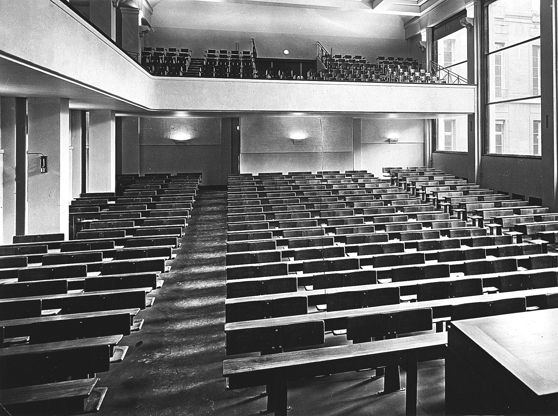 École des Sciences Politiques, Paris. Fitting out of a lecture hall with 300 seats, 1934.