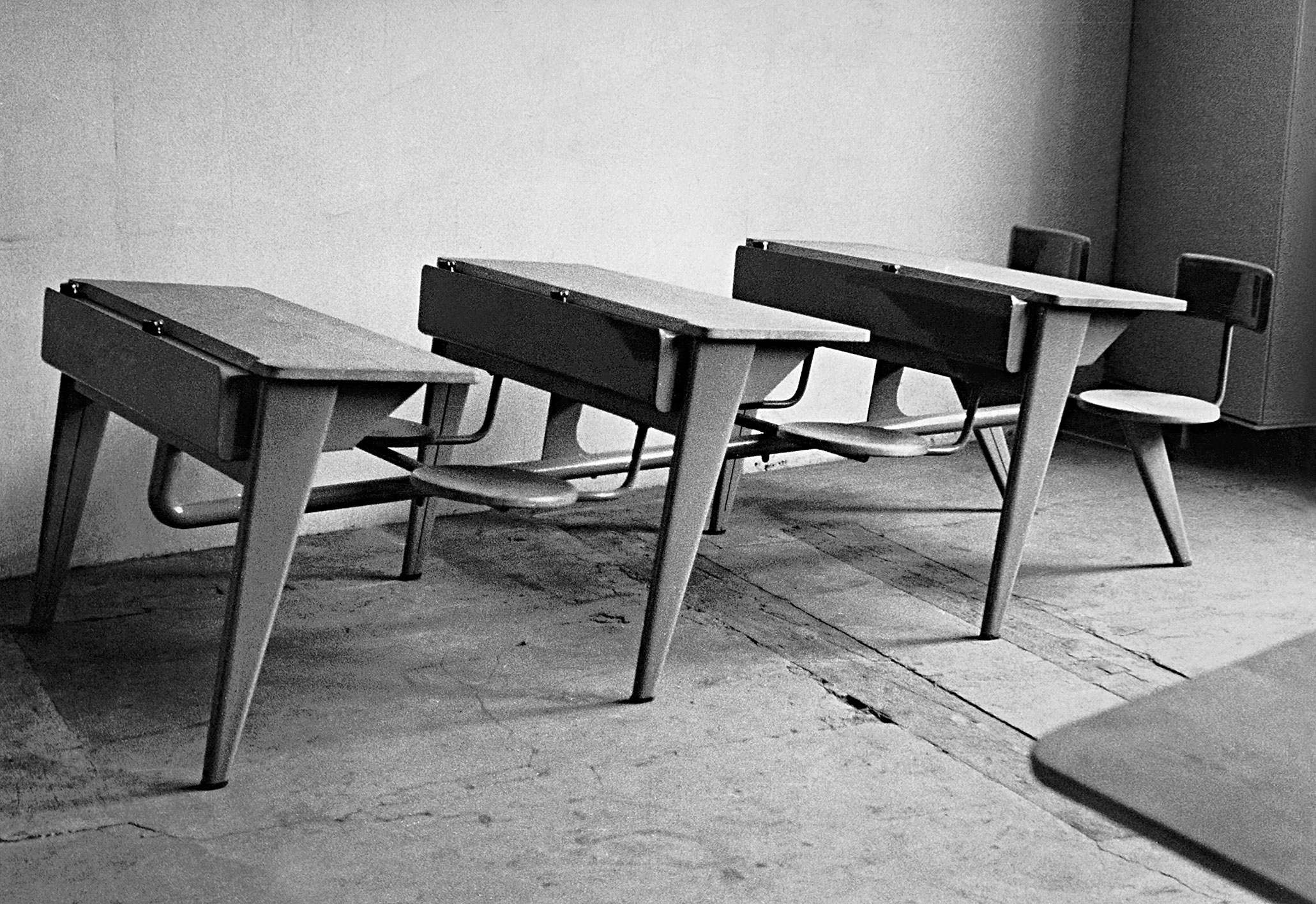 Pupitres biplaces n° 59 en batterie, 1935. Prototype avec sièges et plateaux réglables séparément pour l’ENP, Metz (Fournez et Sainsaulieu, arch., 1934). Démonstration du montage.