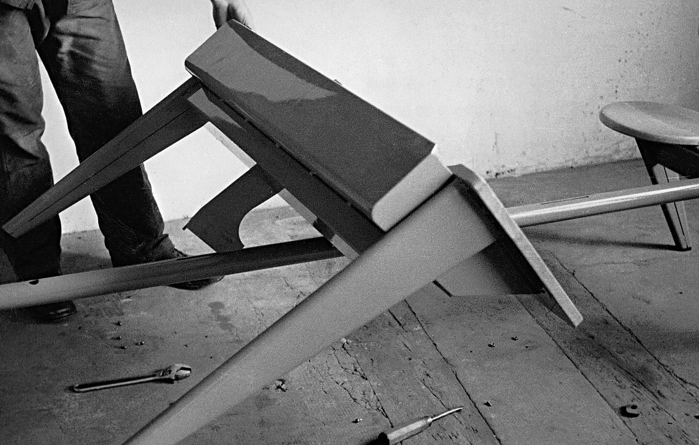 Pupitres biplaces n° 59 en batterie, 1935. Prototype avec sièges et plateaux réglables séparément pour l’ENP, Metz (Fournez et Sainsaulieu, arch., 1934). Démonstration du montage.