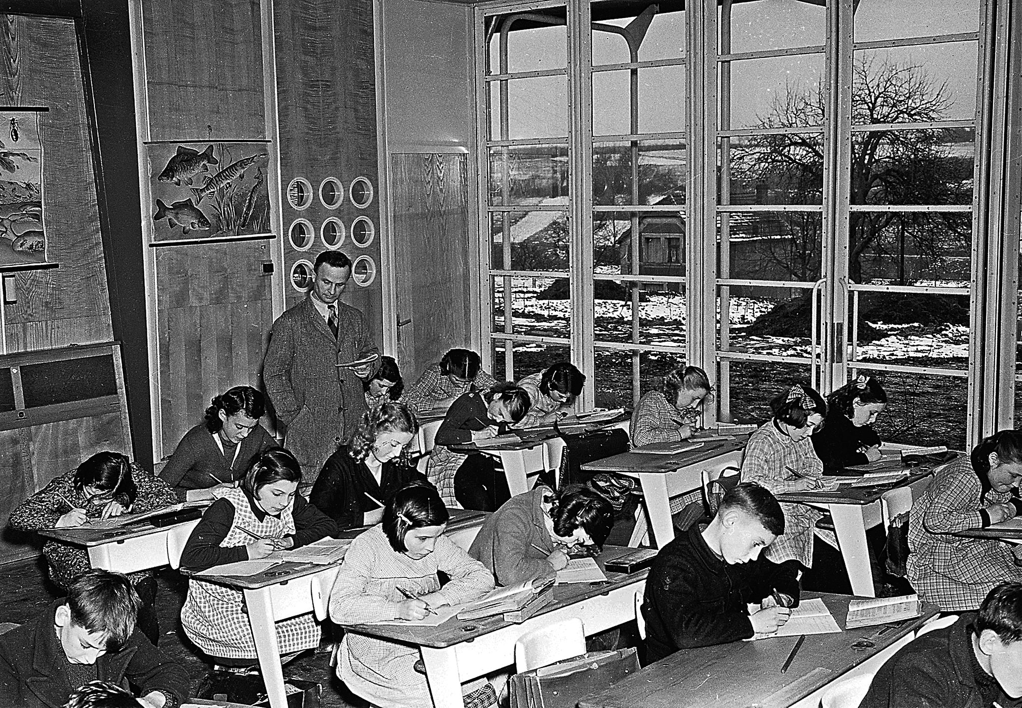 École prototype de Vantoux (H. Prouvé, arch., 1950). Classe meublée avec des pupitres PG 11.