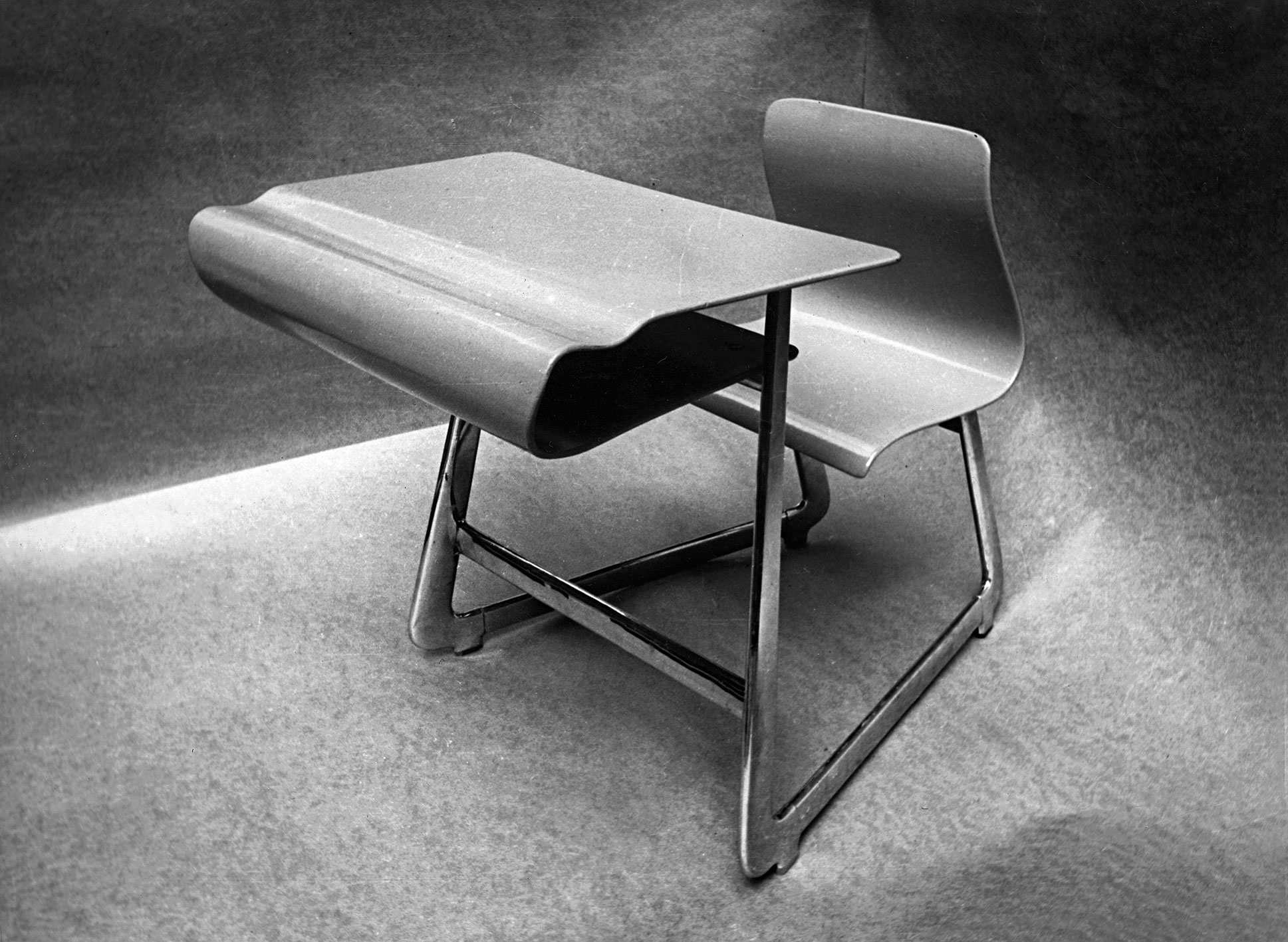 Prototype of the single-seater school desk, studied in collaboration with the architects E. Beaudouin and M. Lods, ca. 1935.