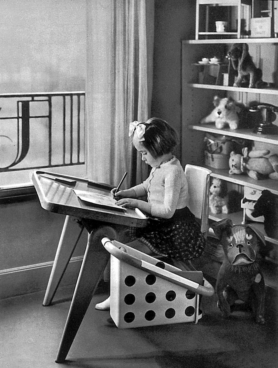 Prototype de pupitre monoplace à plateau réglable, conçu en collaboration avec Jacques André pour le Salon d’automne, Paris, 1936.