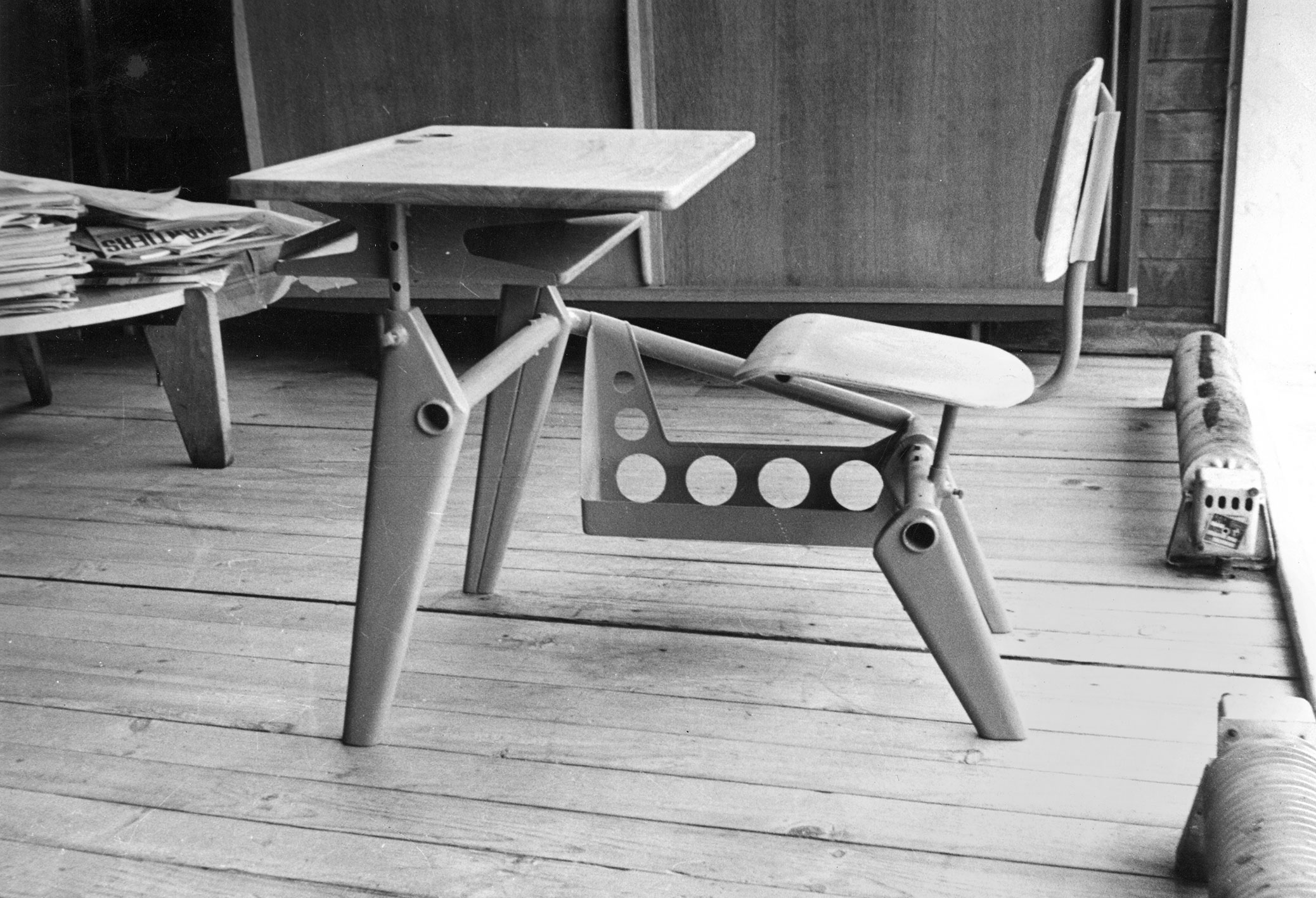 Pupitre monoplace réglable, pour élèves de 5 à 15 ans, dans le bureau de Jean Prouvé à Maxéville, c. 1951.