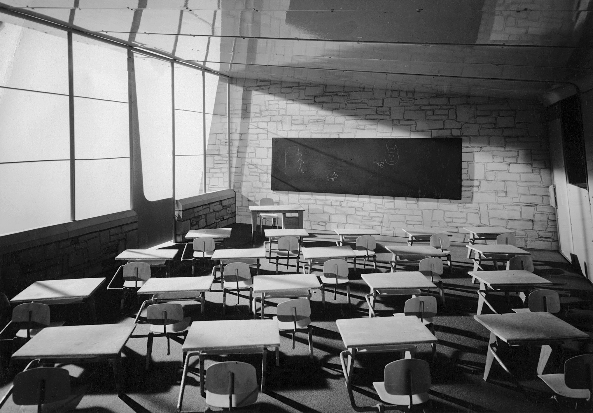 Model of a Coque class-room furnished with single-seater school desks, presented at the exhibition at the École des Beaux-Arts de Paris, organized by the Ministère de l’Éducation Nationale, summer 1952.