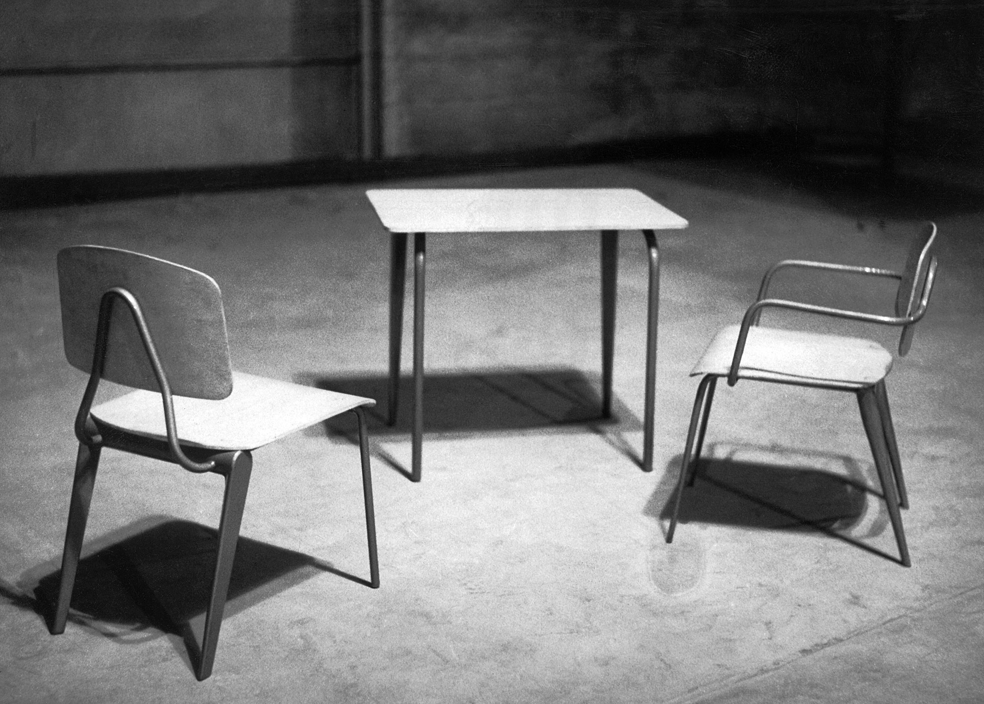 Ensemble Maternelle, 1951: table no. 804, chair no. 805 and variant with armrests. Aluminum prototypes. View in the workshop, ca. 1953.