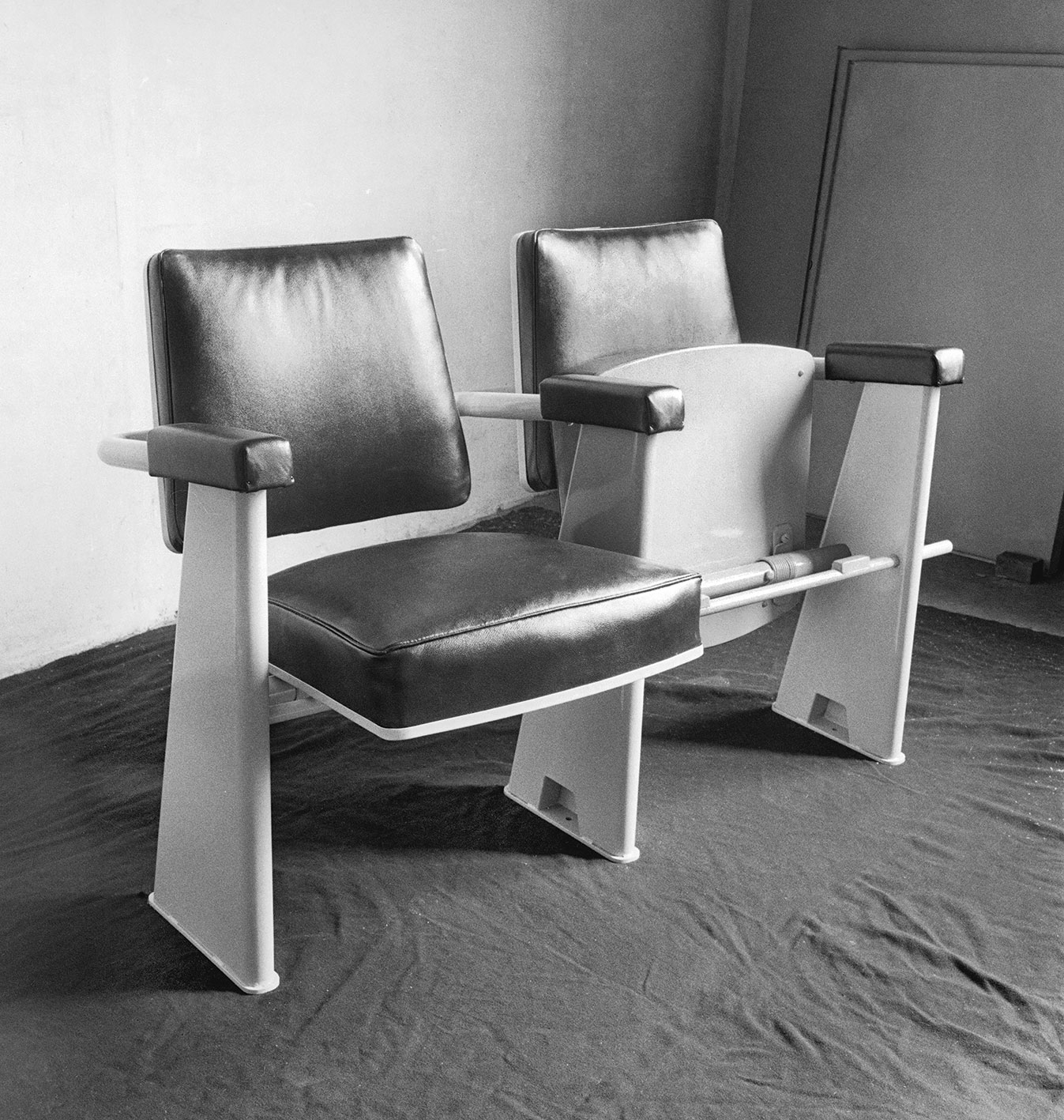 Fauteuils d’amphithéâtre à assise relevable en batterie, prototype à l’atelier, c. 1952.