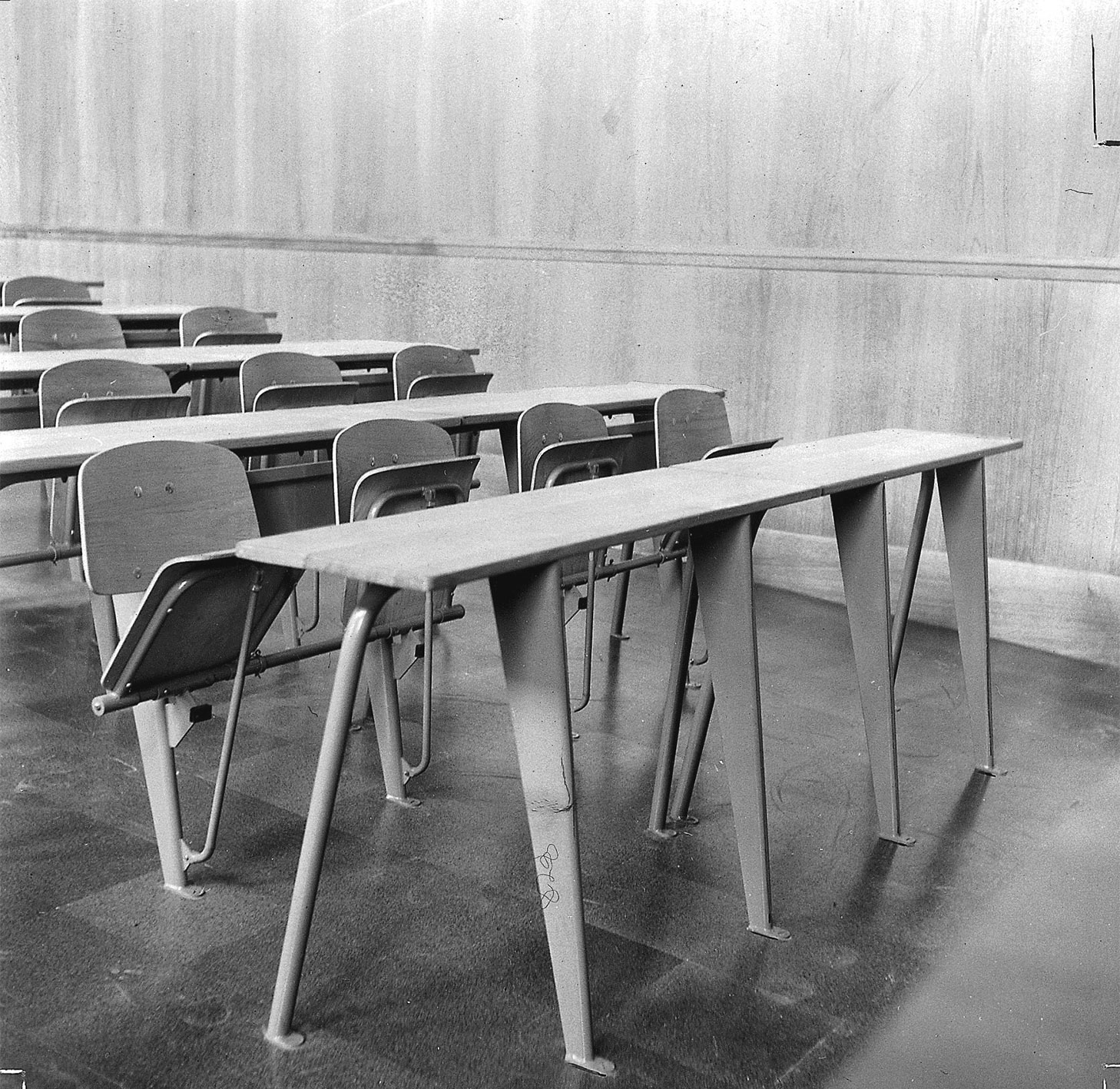 Lecture hall desk with lift-up seat, “Lisbonne” model, 1951.