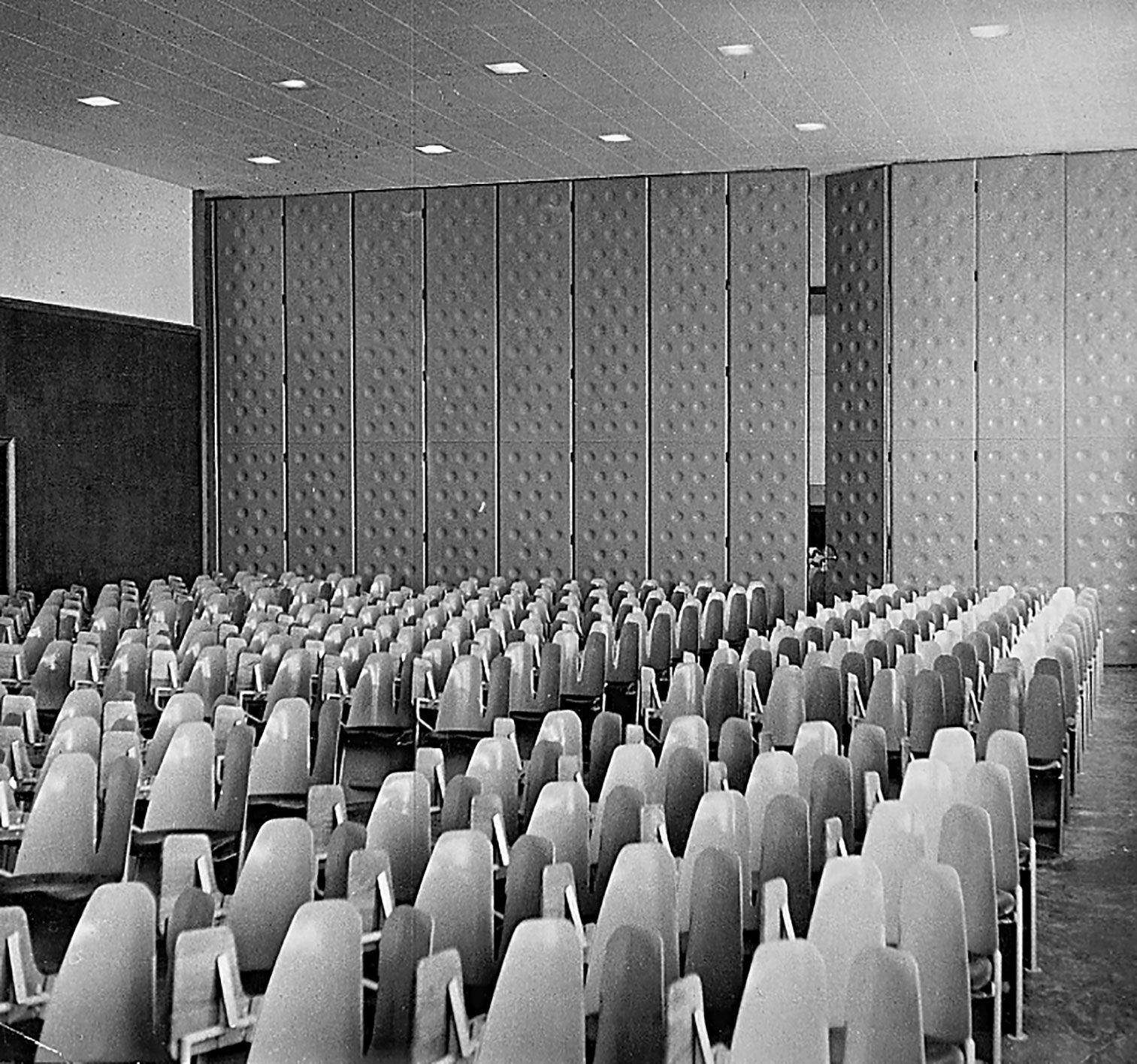 Université d’Aix-Marseille, faculté de droit (F. Pouillon, arch., 1950). Salle de conférences aménagée avec des fauteuils d’amphithéâtre dits Bergères.
