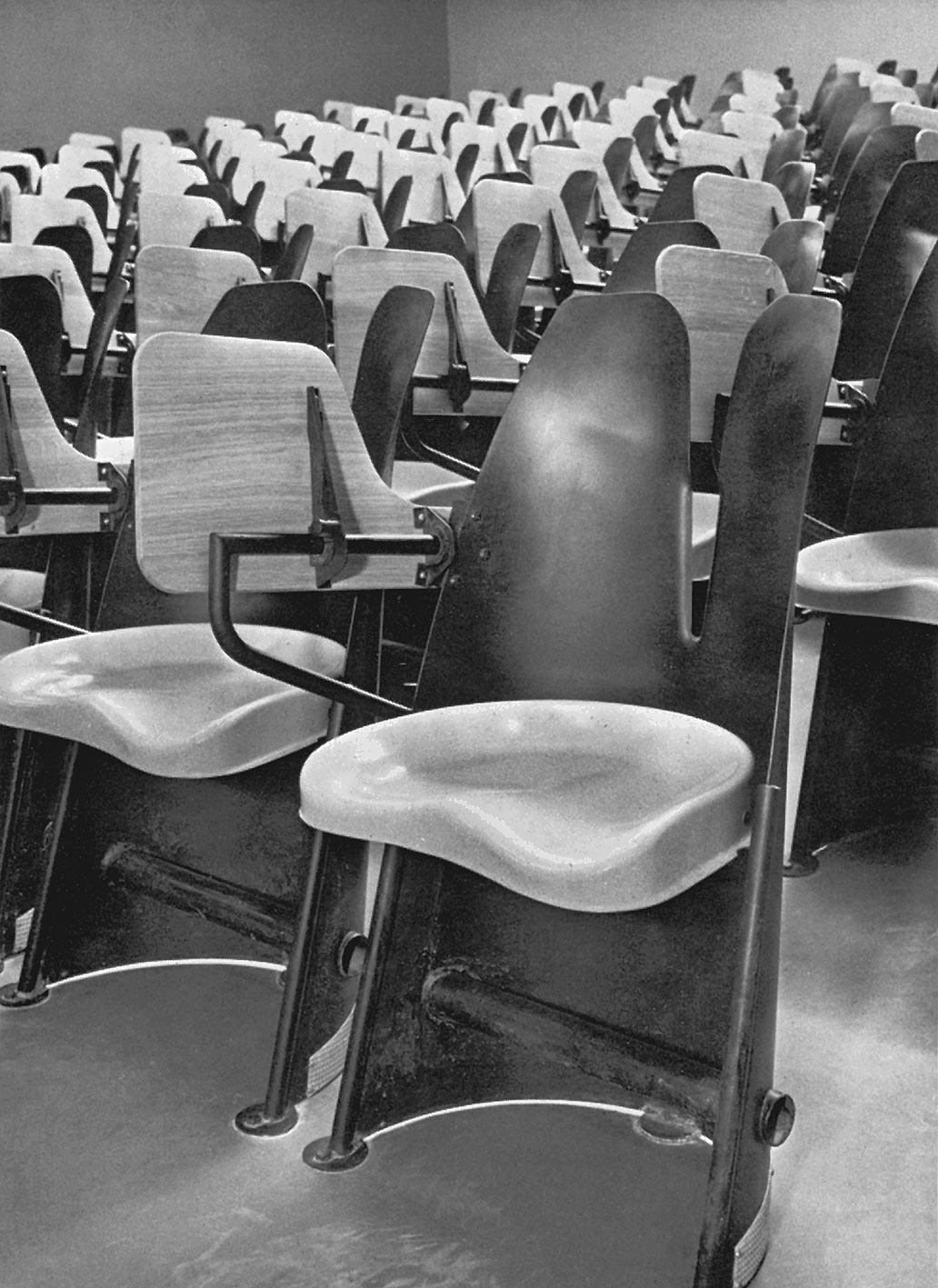 Salle de conférences aménagée avec des fauteuils d’amphithéâtre dits Bergères, c. 1952.