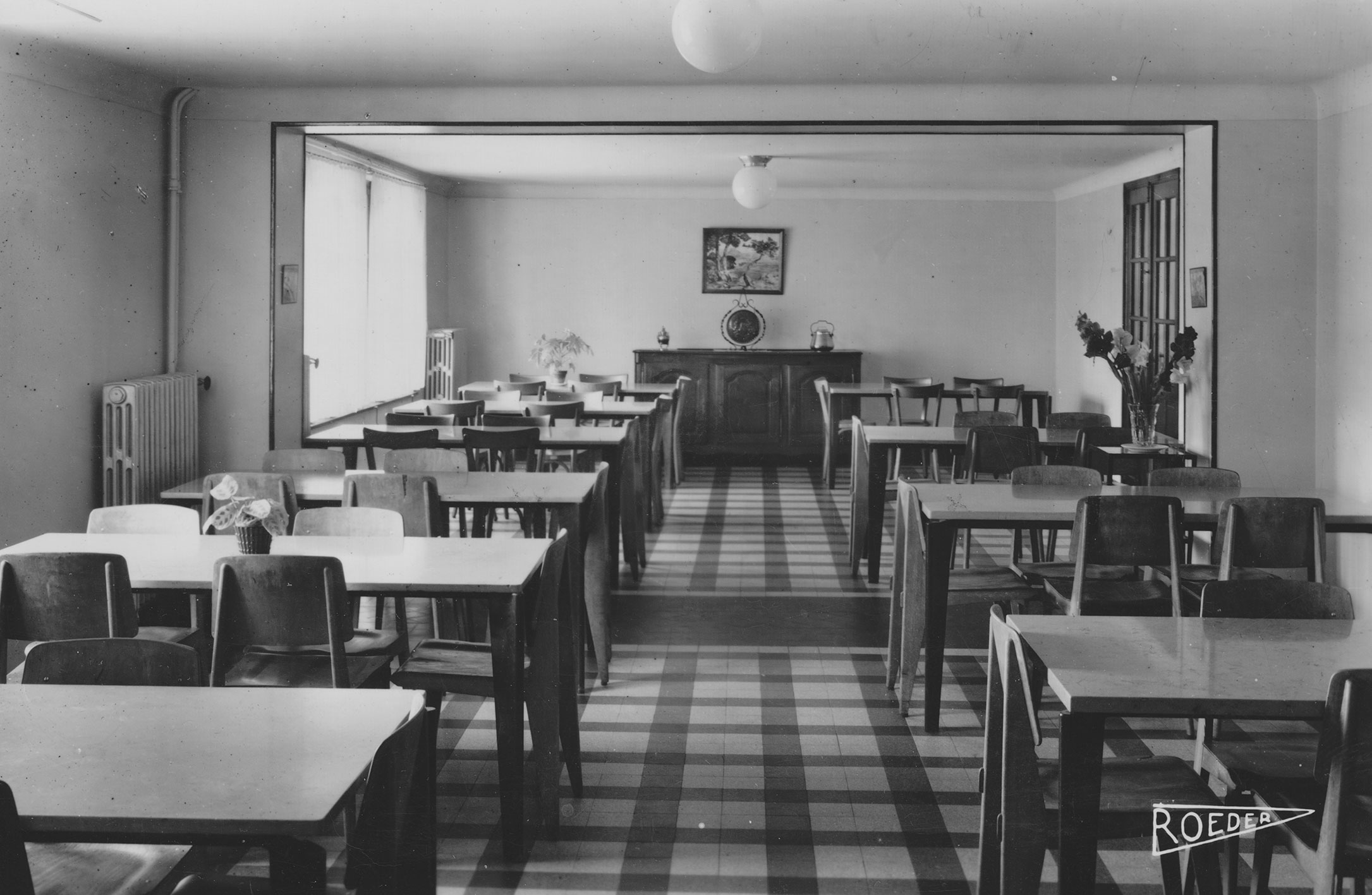 Sanitarium at Flavigny-sur-Moselle. Refectory equipped with Tout Bois chairs and Flavigny tables, ca. 1945.