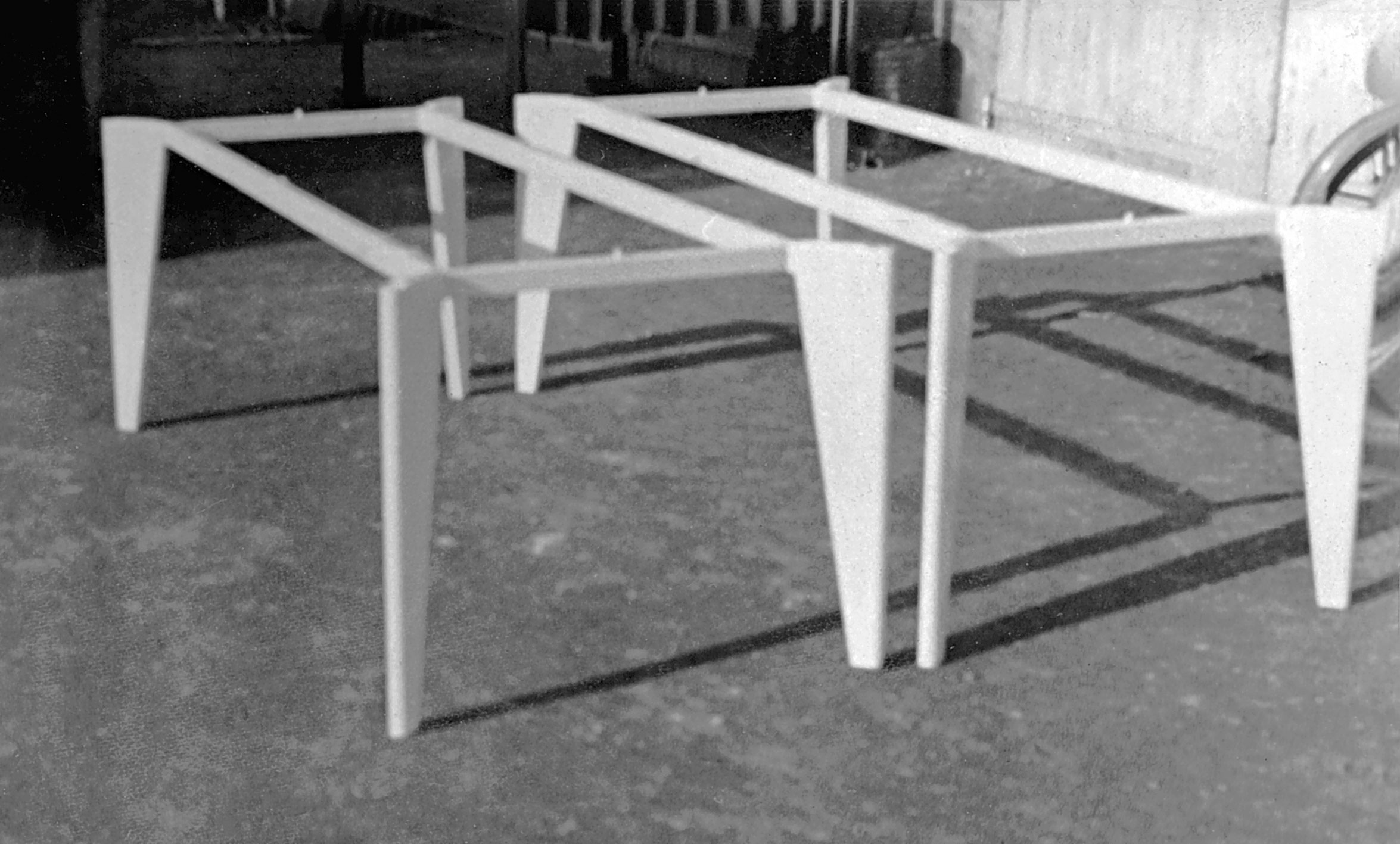 Piètements de tables type Flavigny, prototypes à l’atelier, c. 1944.